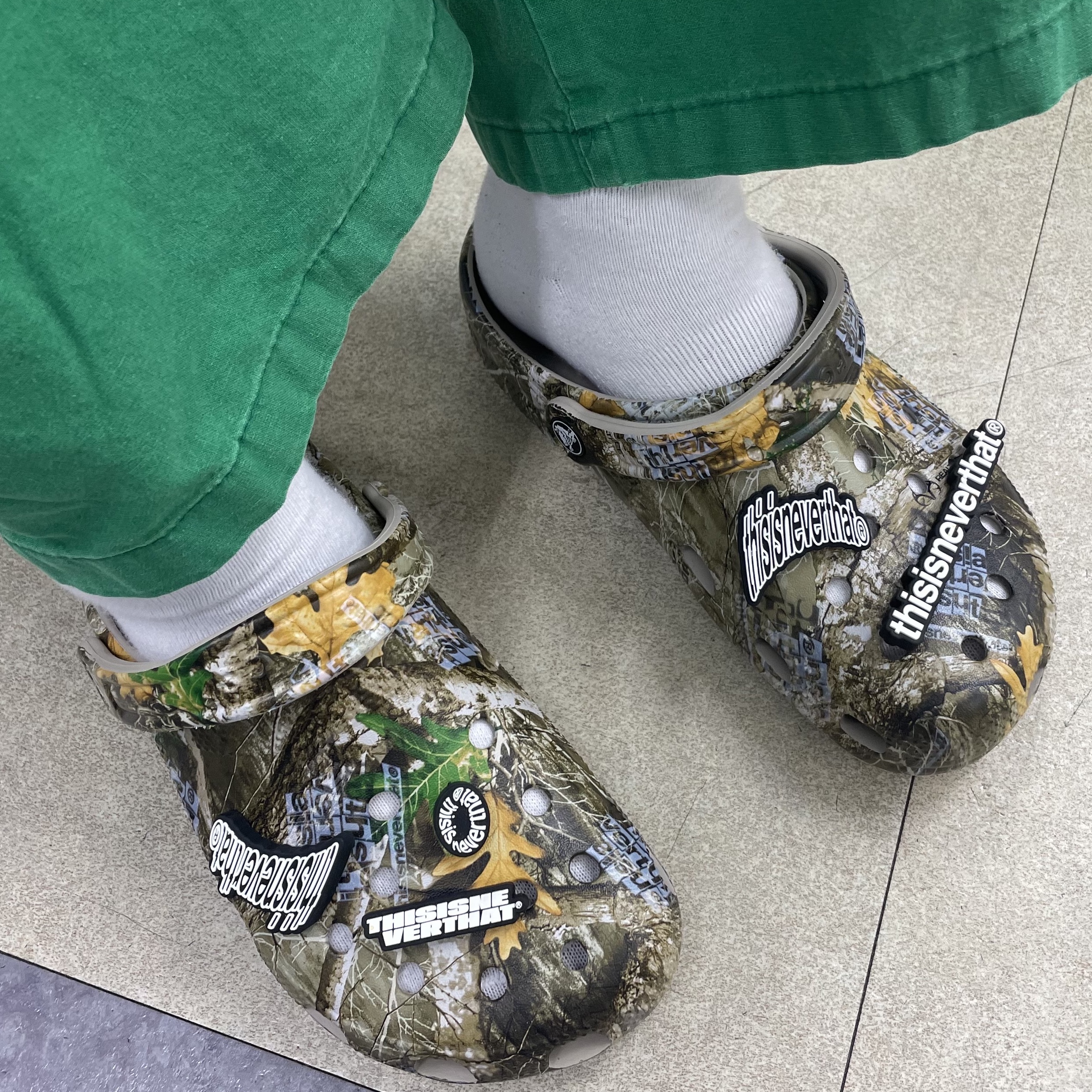 Crocs x Thisisneverthat Classic Clog Walnut 착용 스타일