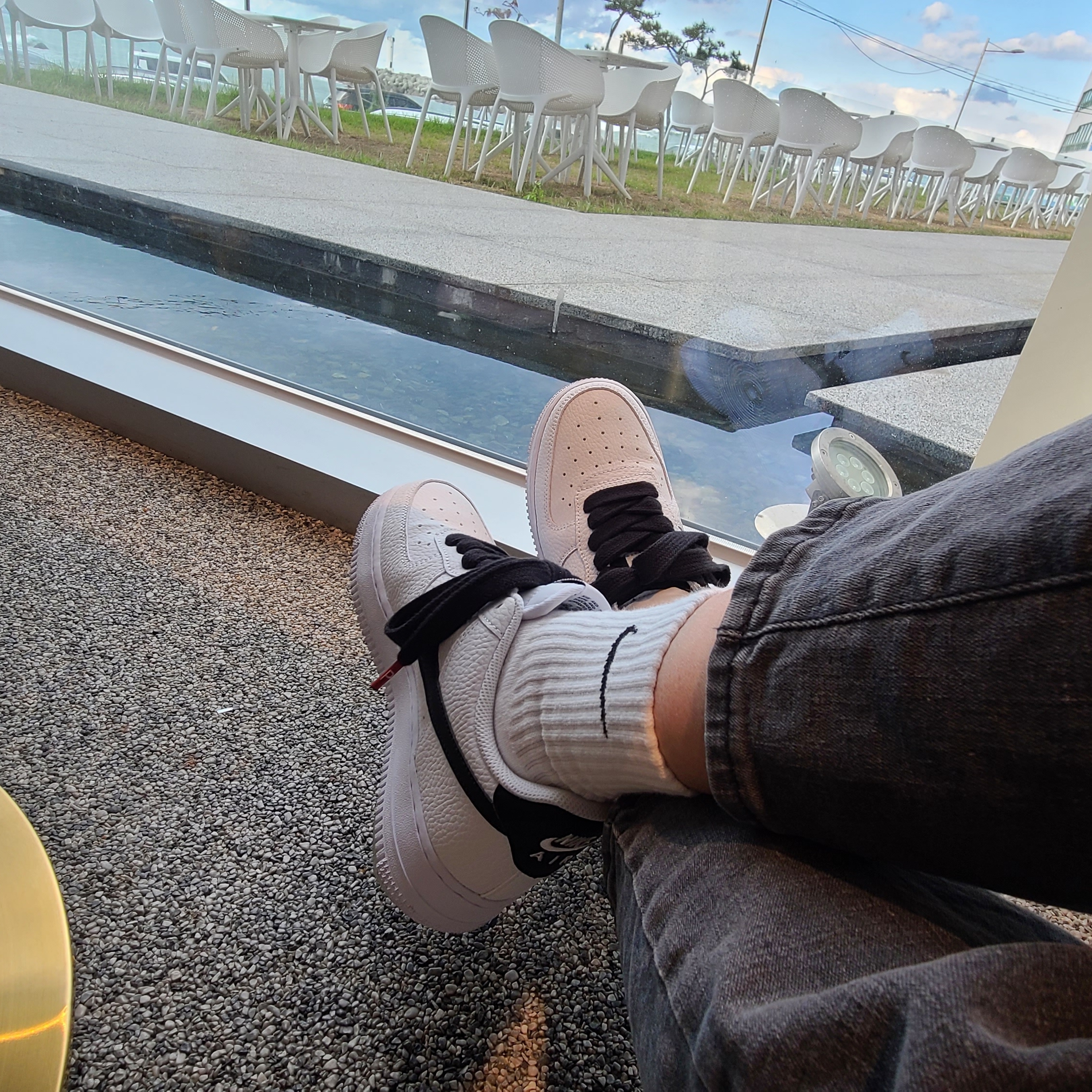 Nike Air Force 1 '07 White Black 착용 스타일 - 3