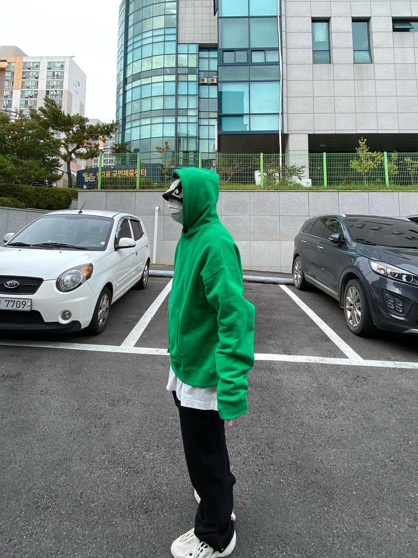 Adidas Yeezy Foam RNNR Ararat 착용 스타일 - 3