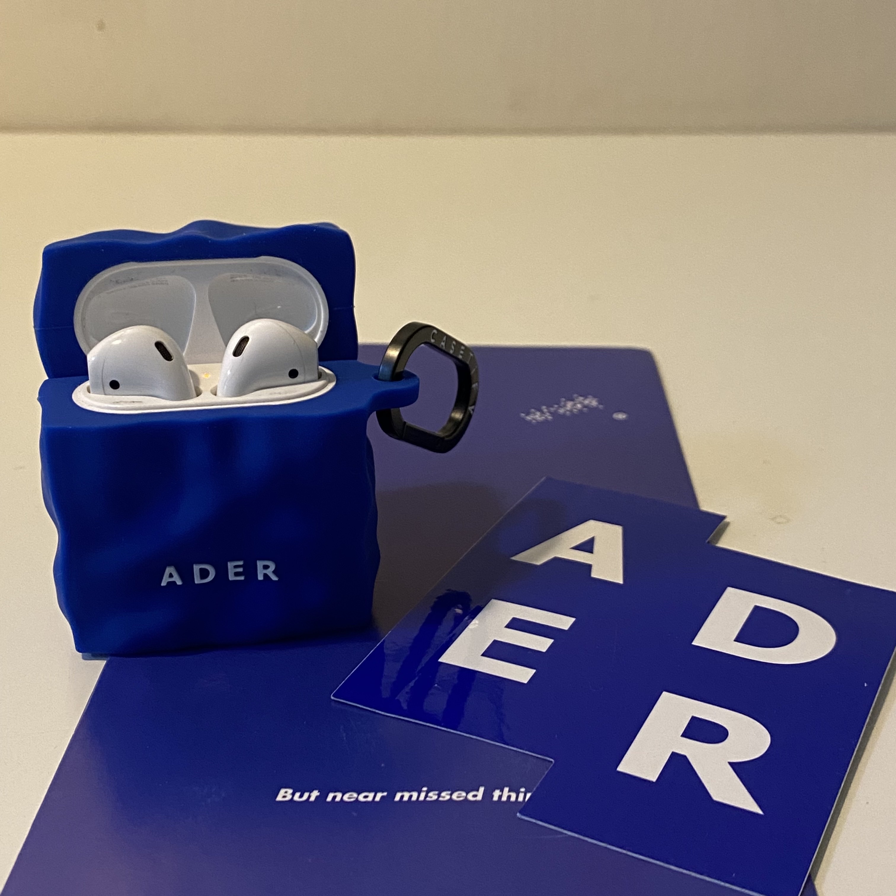 Casetify x Ader Error AirPods Case 착용 스타일 - 5