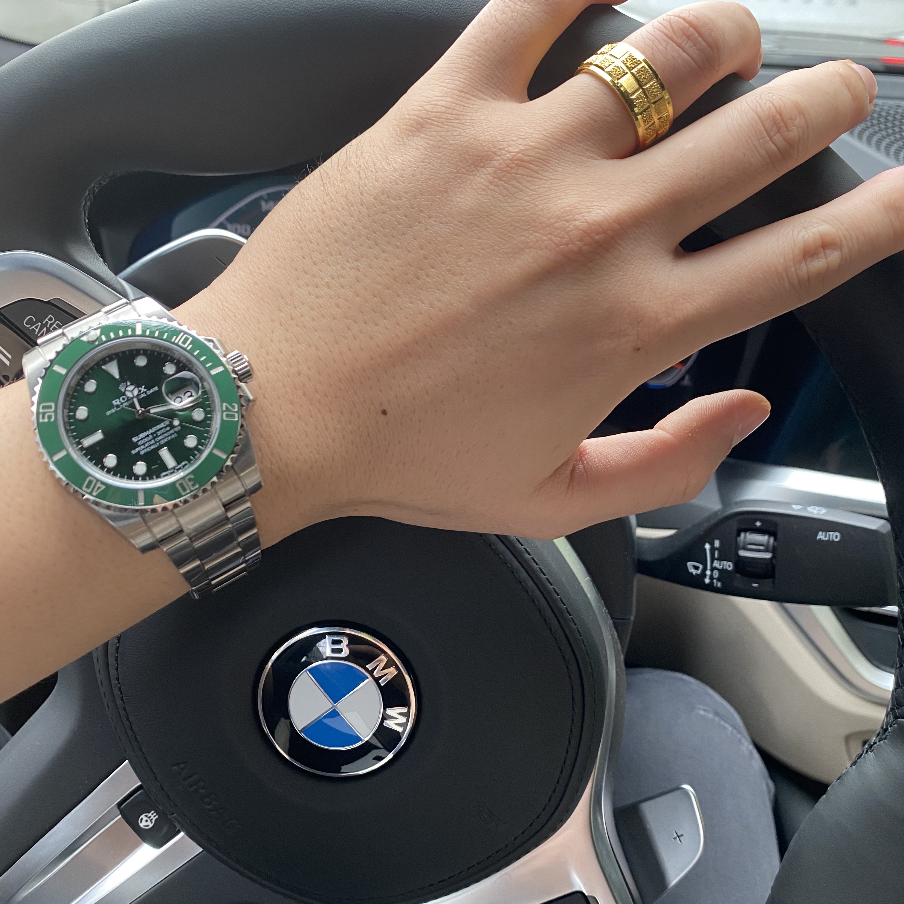 Rolex Submariner Date 40mm 116610LV Green Oyster 착용 스타일