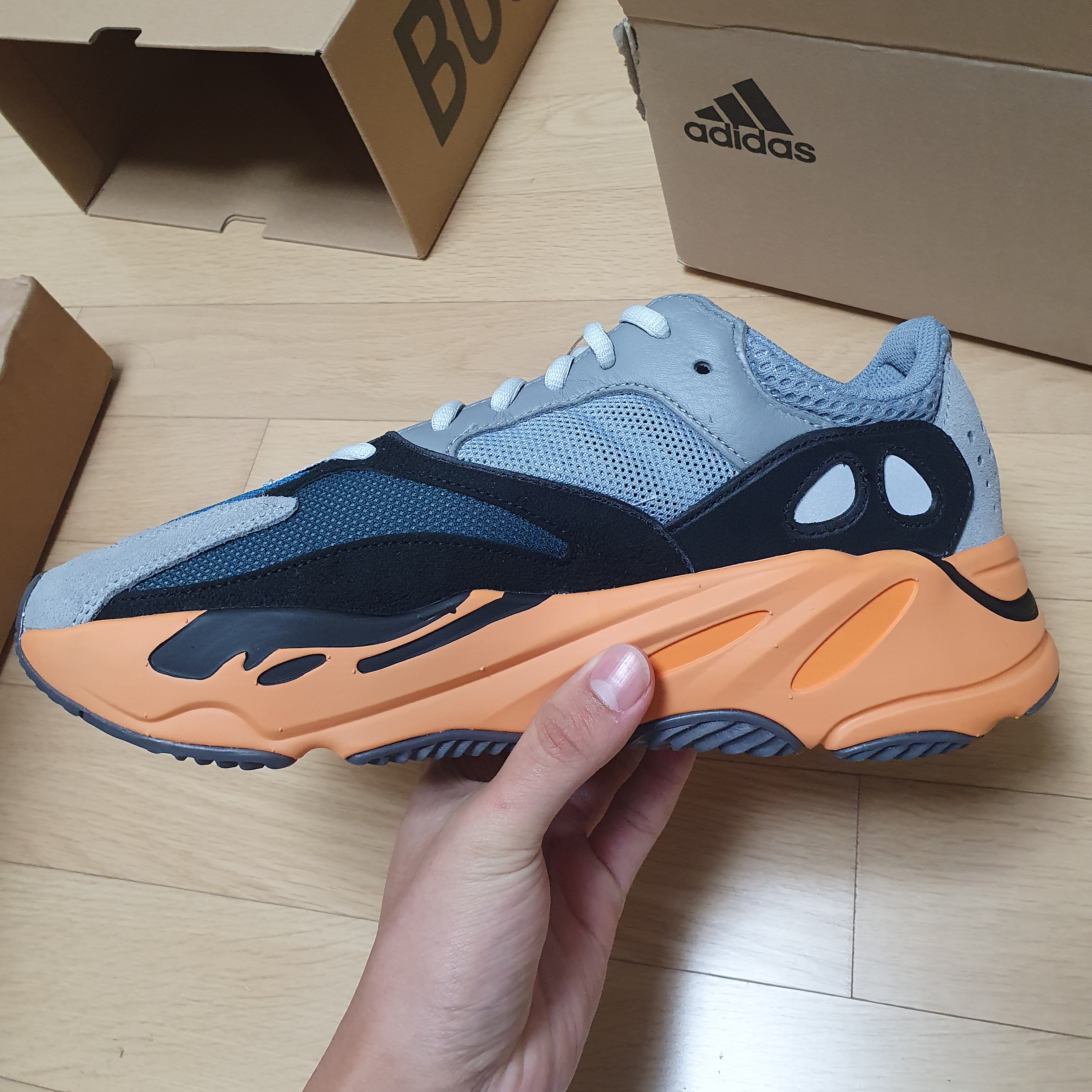 Adidas Yeezy Boost 700 Wash Orange 착용 스타일 - 2