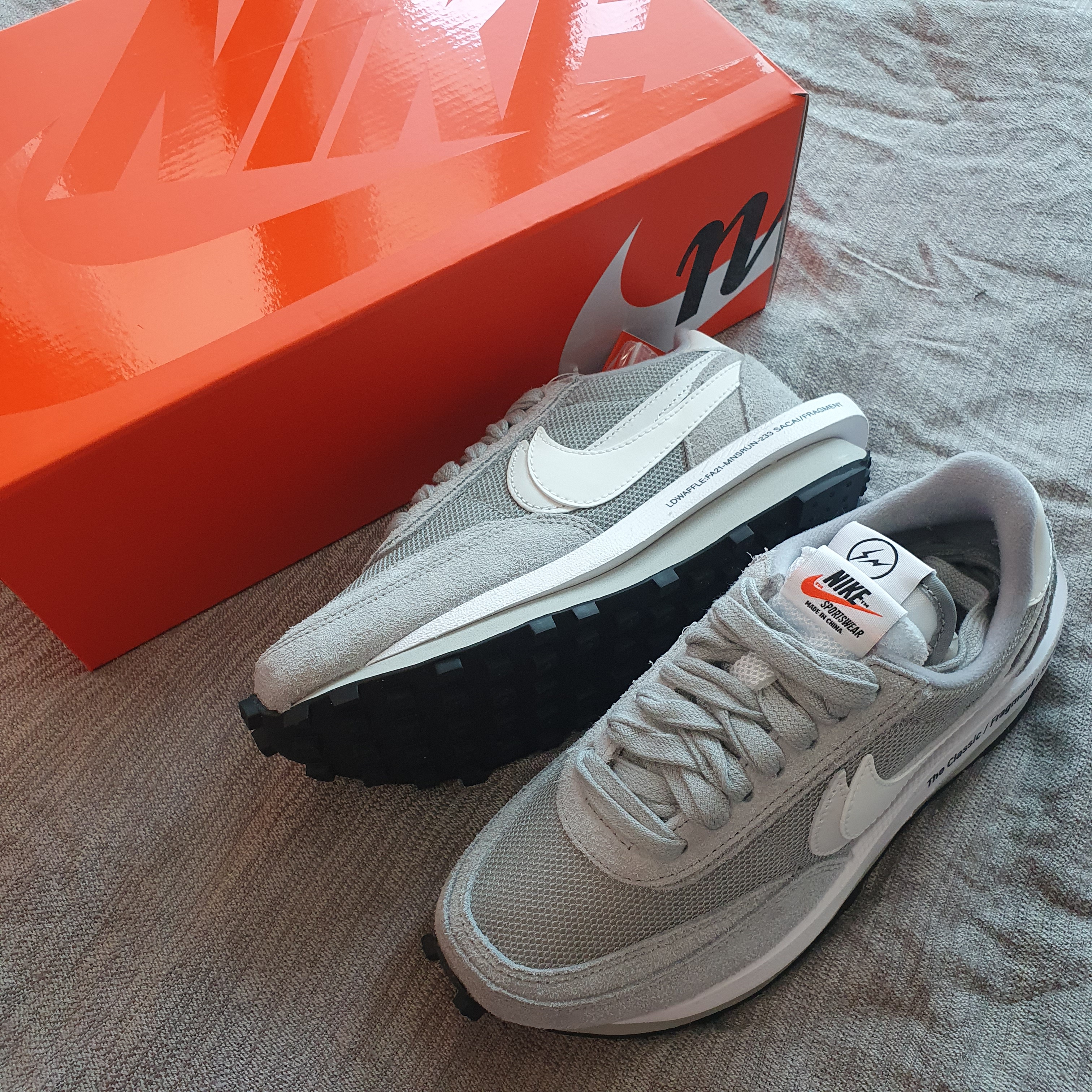 Nike x Sacai x Fragment LDWaffle Light Smoke Grey 착용 스타일 - 3