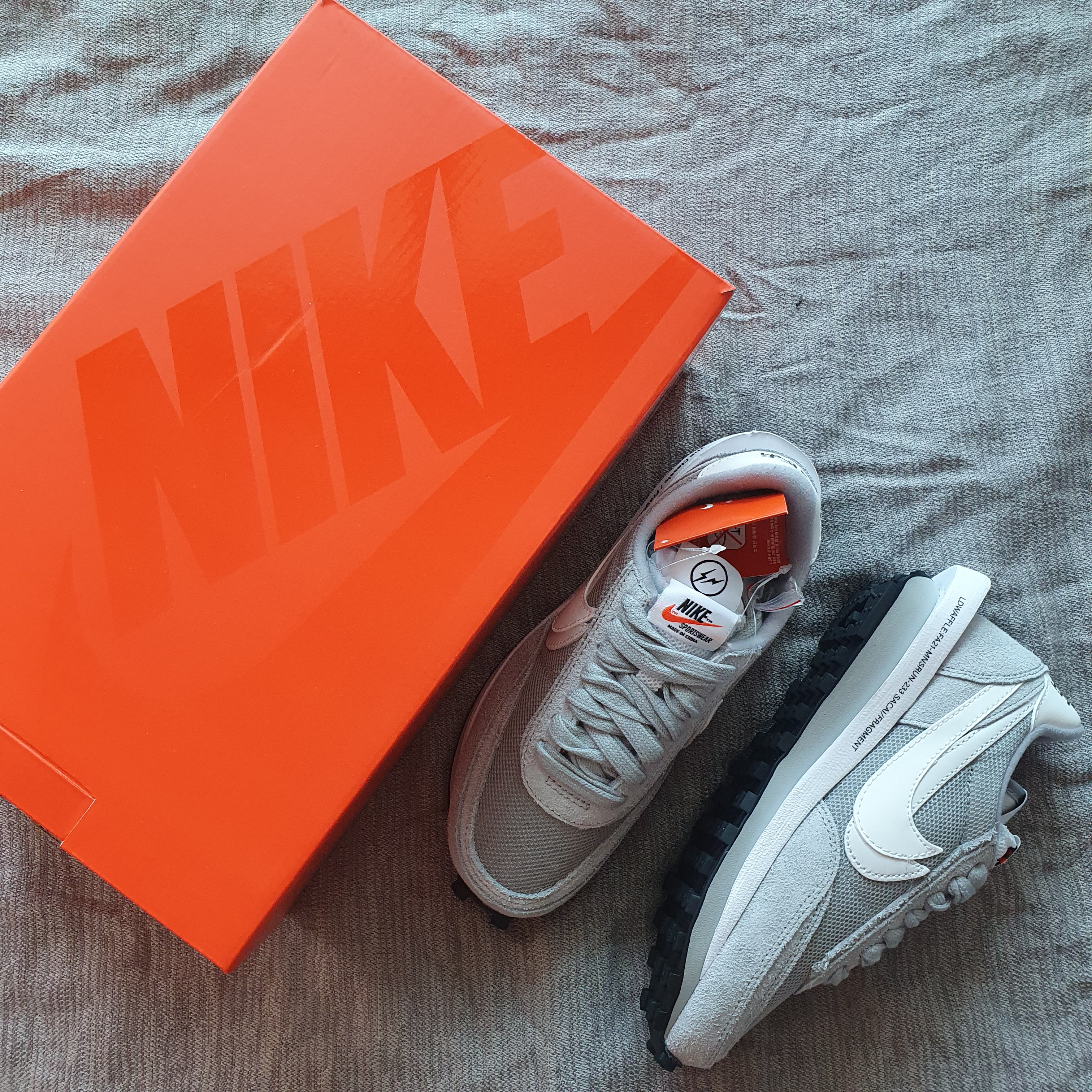 Nike x Sacai x Fragment LDWaffle Light Smoke Grey 착용 스타일 - 2