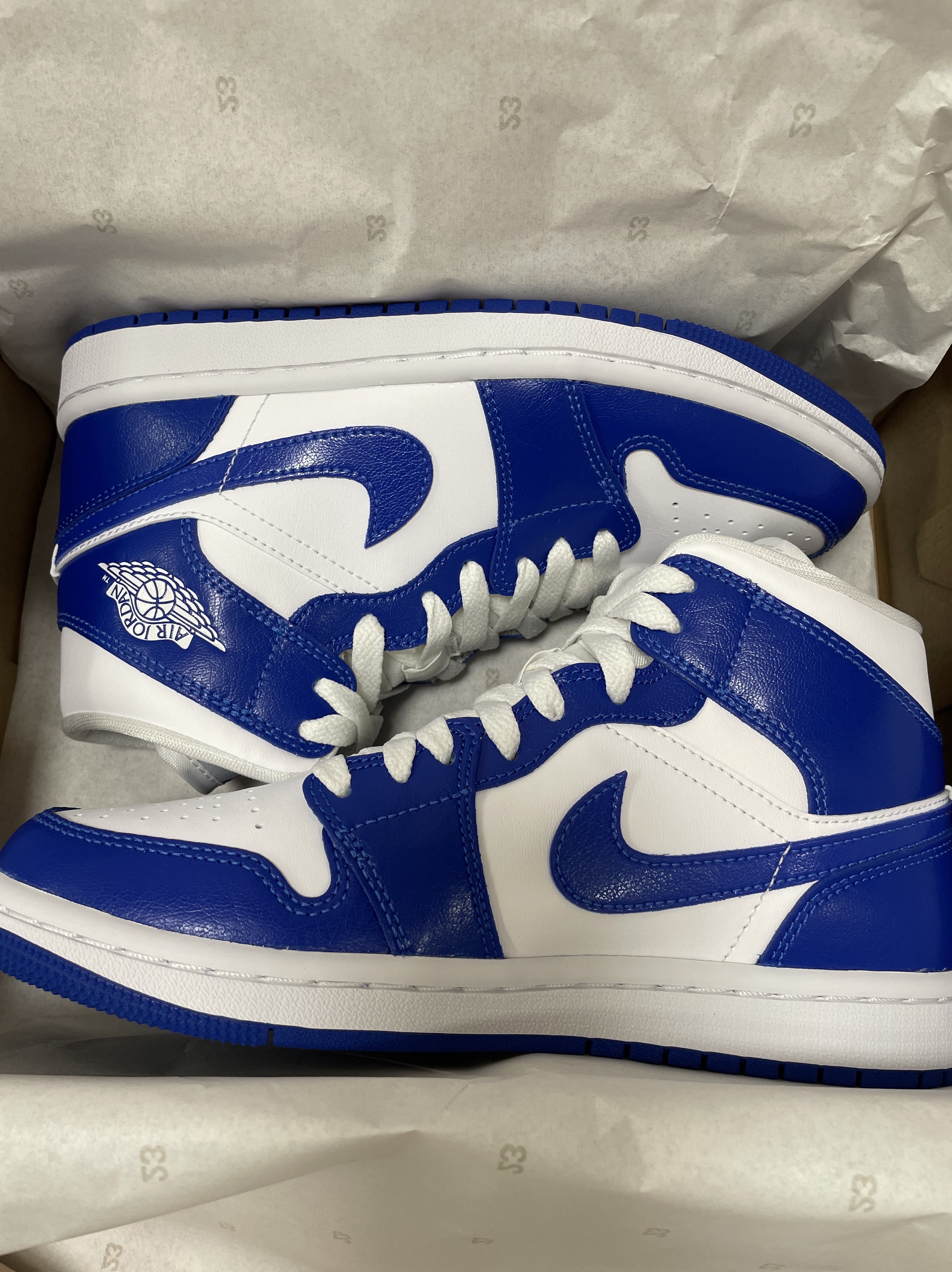 (W) Jordan 1 Mid White Hyper Royal 착용 스타일 - 1