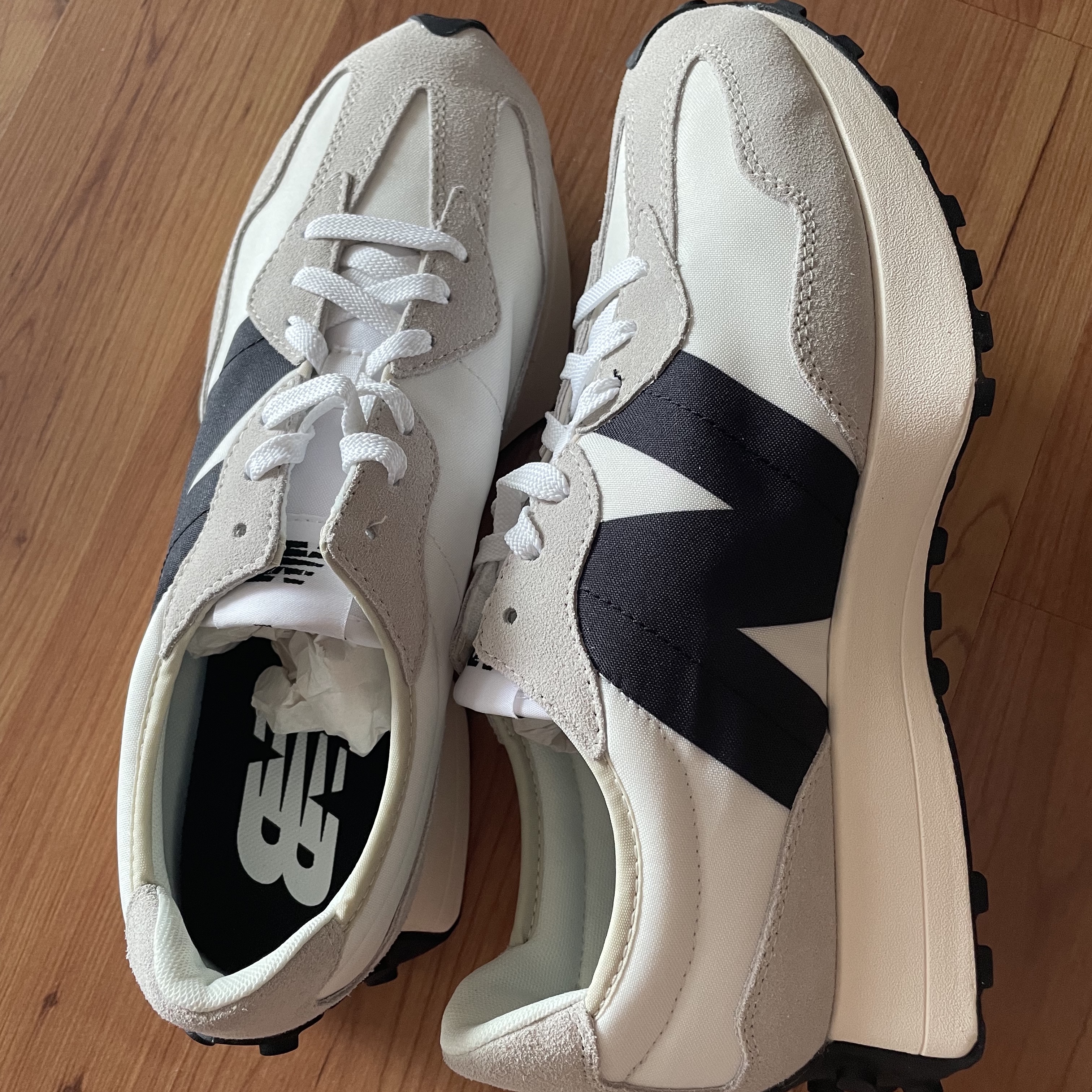 New Balance 327 White Black 착용 스타일