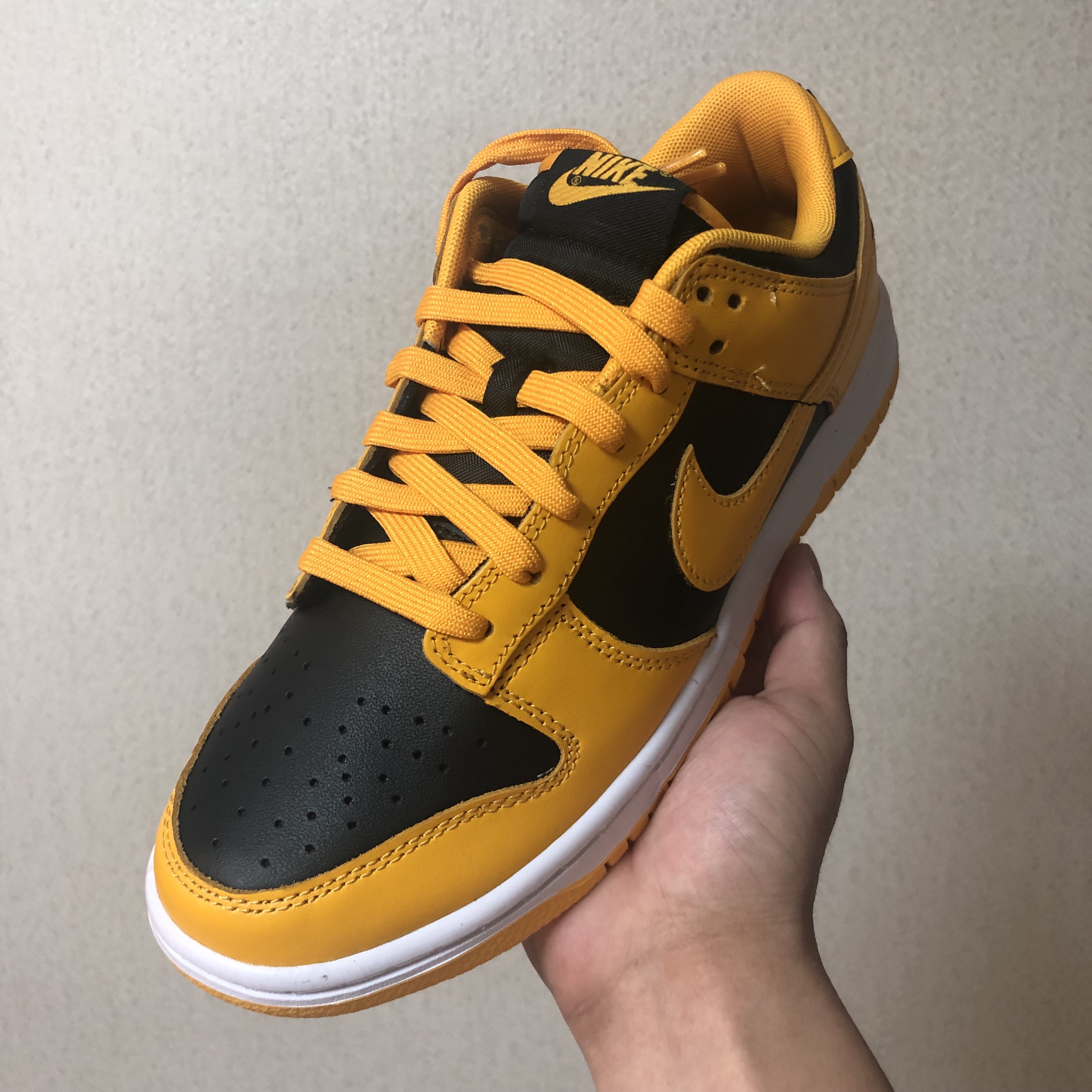 Nike Dunk Low Retro Championship Goldenrod 착용 스타일 - 1