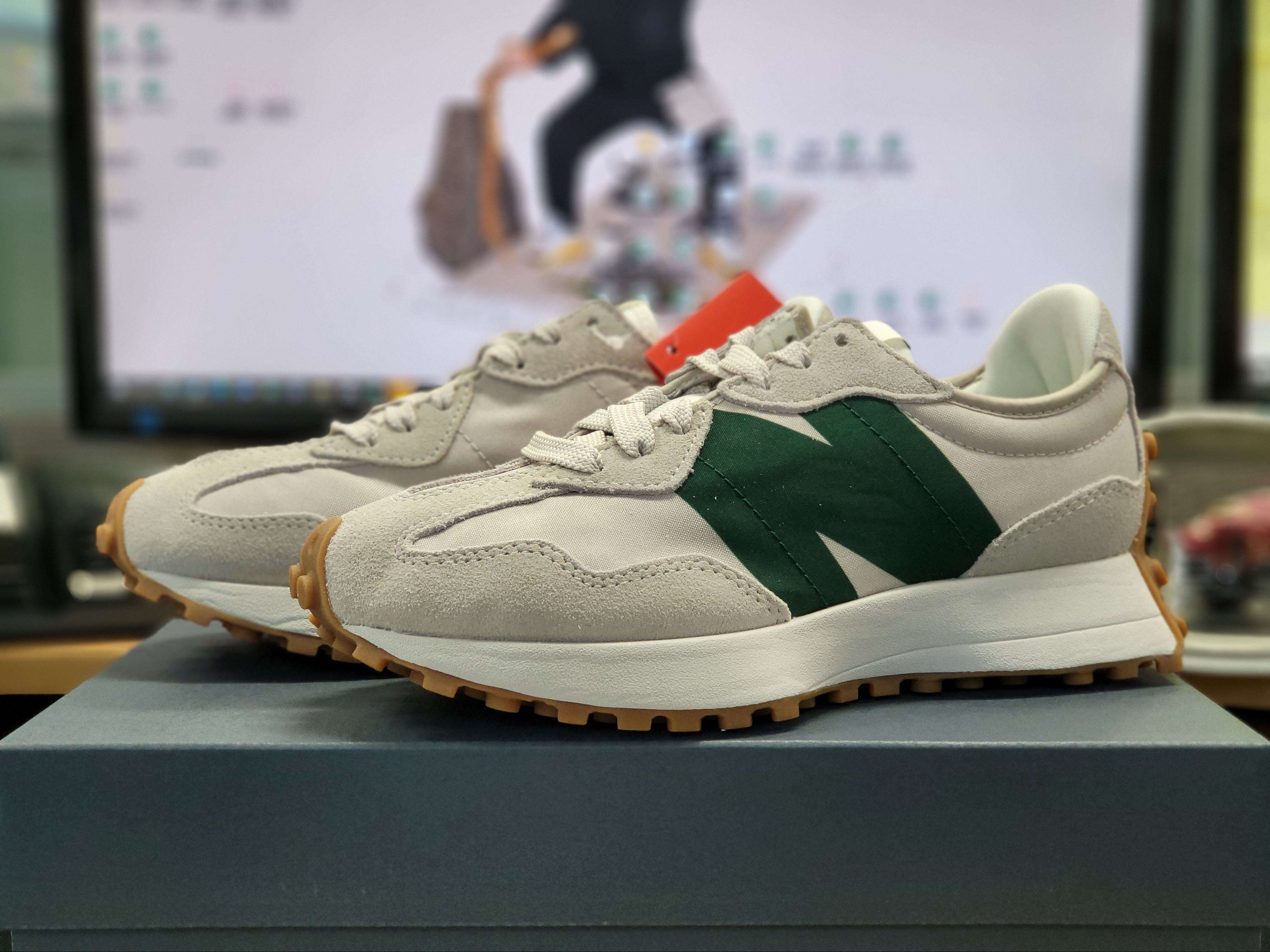 New Balance 327 Timberwolf 착용 스타일