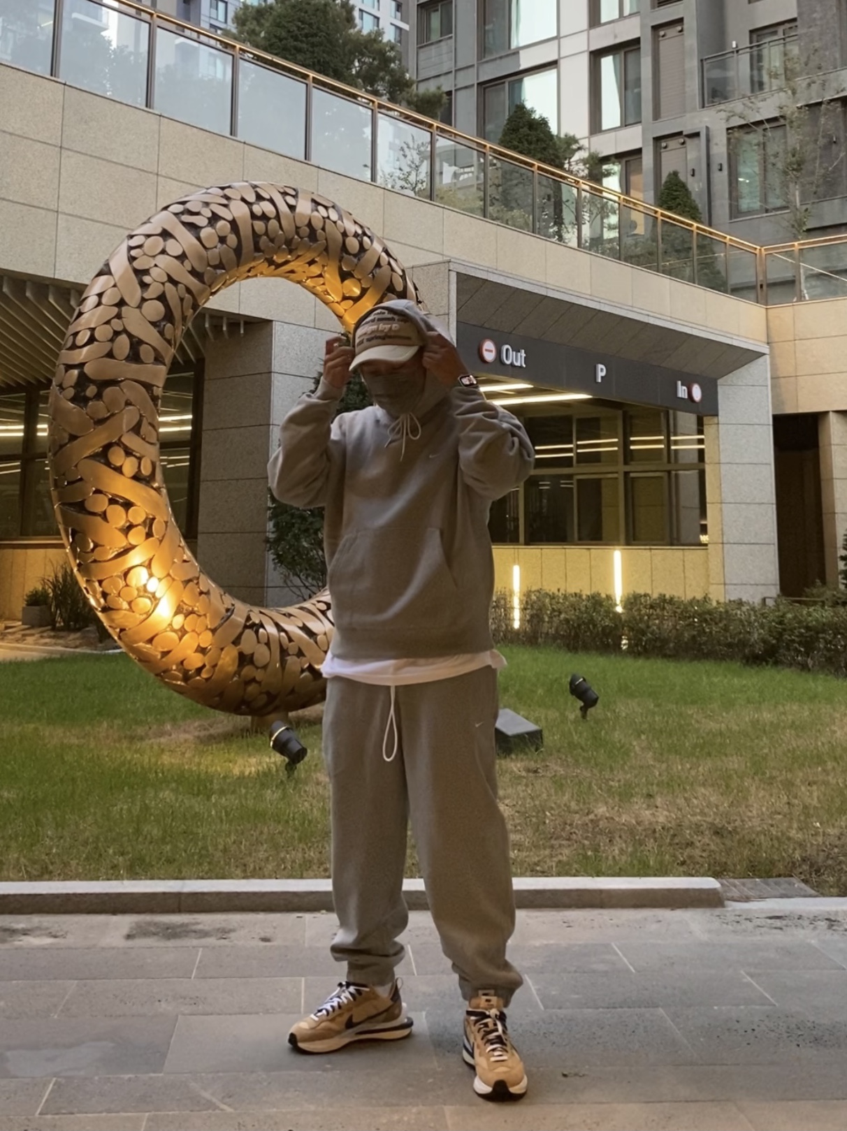 Nike x Sacai VaporWaffle Sesame and Blue Void, Nike NRG Solo Swoosh Fleece Hoodie Dark Grey Heather - US/EU 착용 스타일 - 2