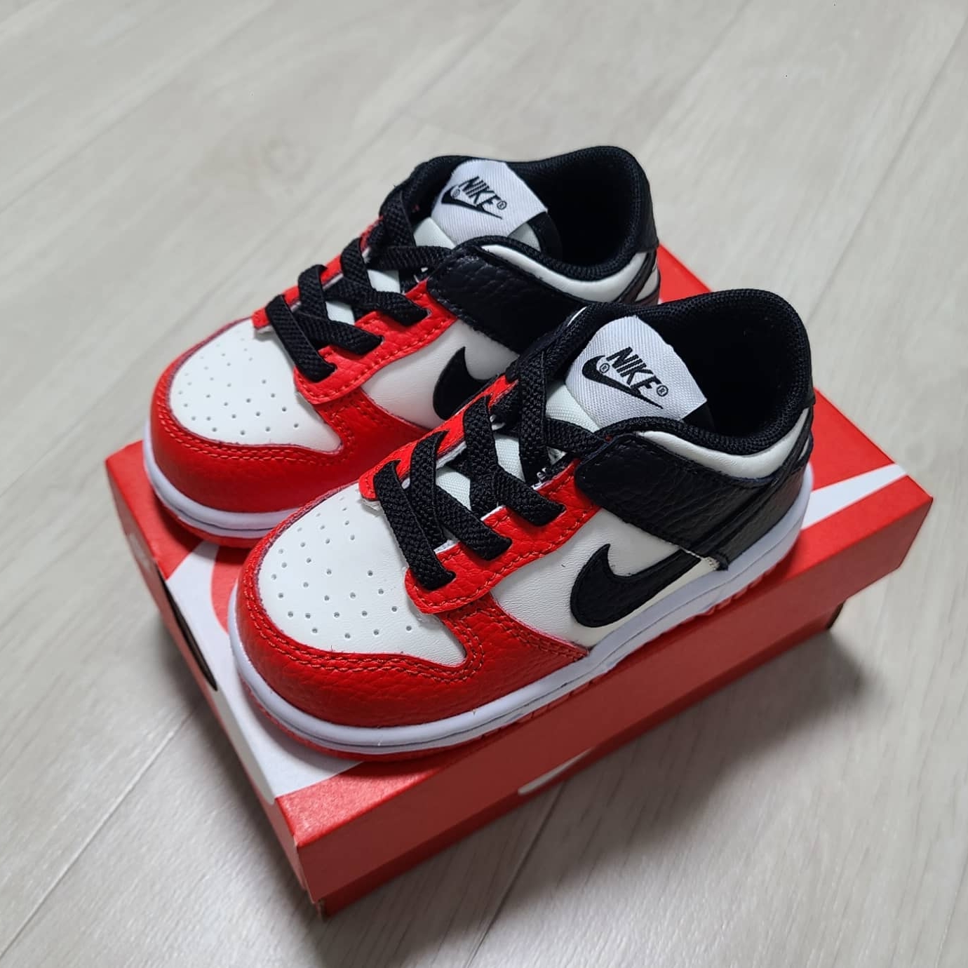(TD) Nike x NBA Dunk Low Black and Chile Red 착용 스타일 - 2
