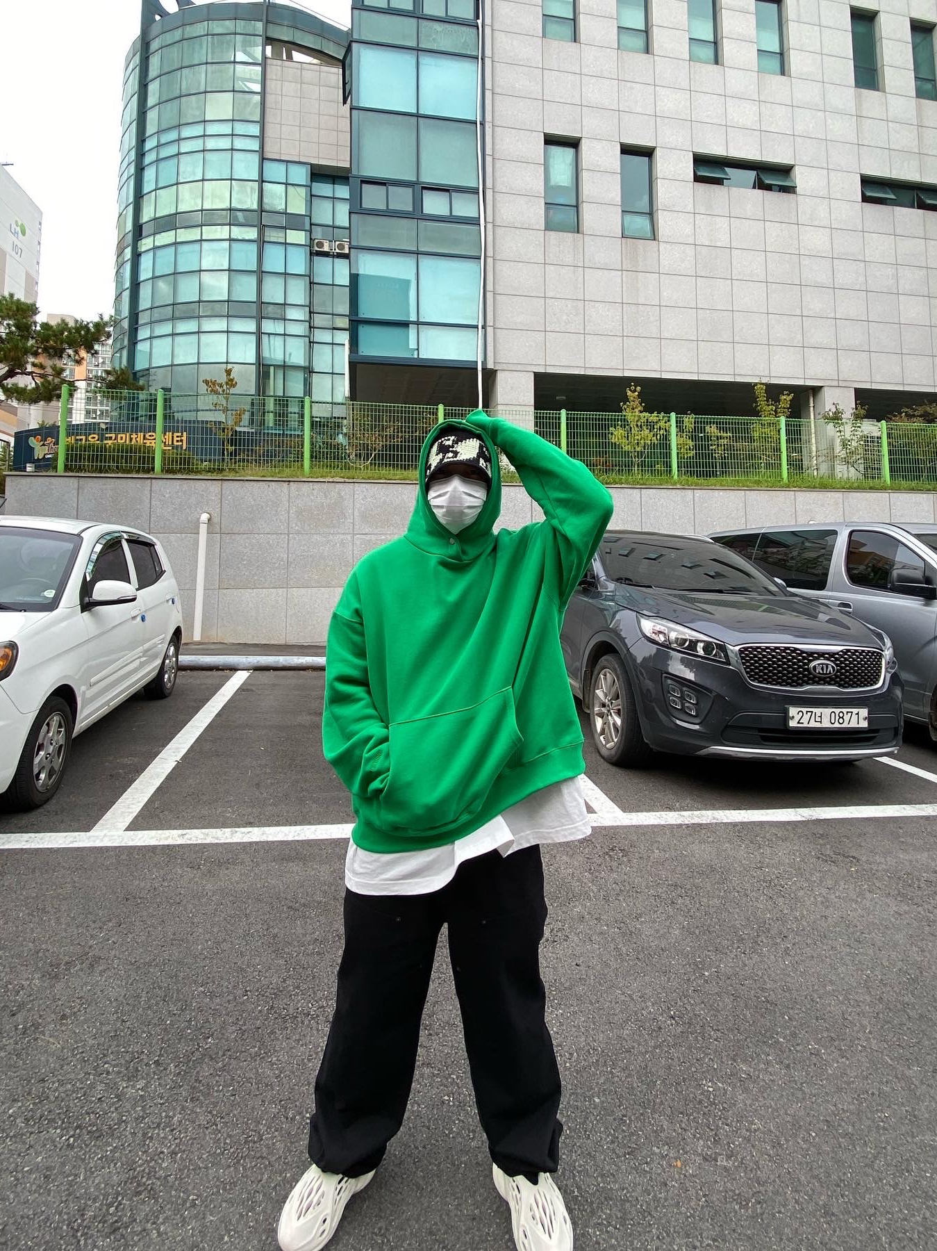 Adidas Yeezy Foam RNNR Ararat 착용 스타일 - 1