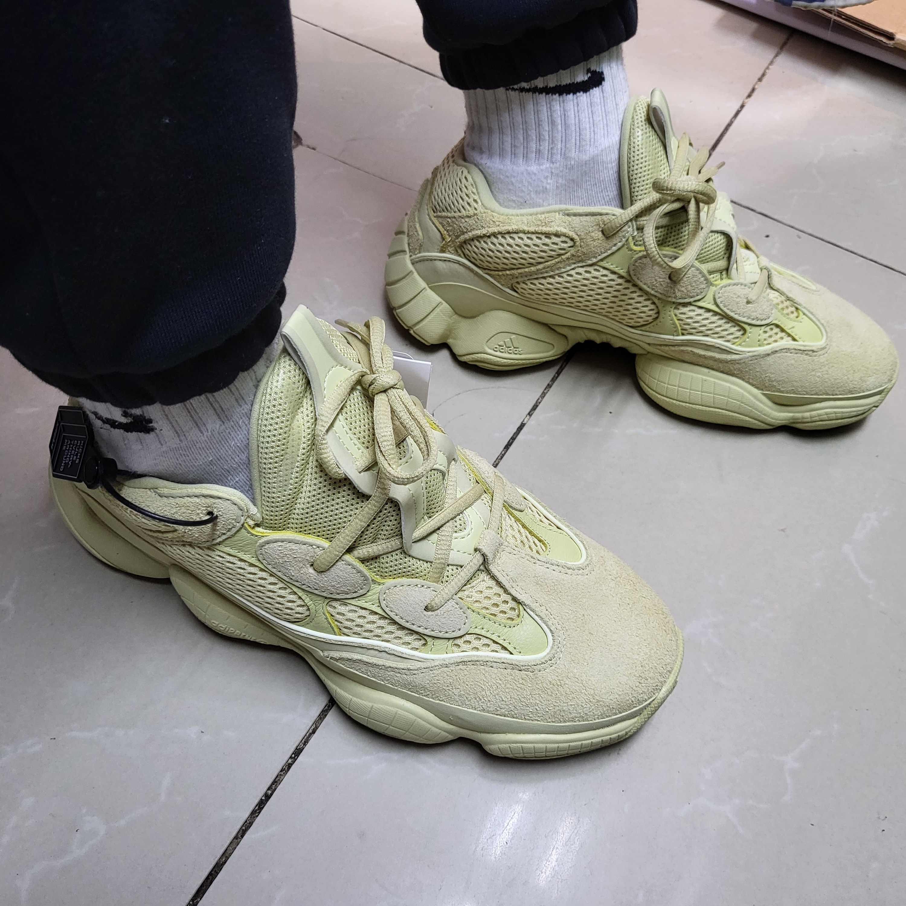 Adidas Yeezy 500 Super Moon Yellow 착용 스타일 - 1