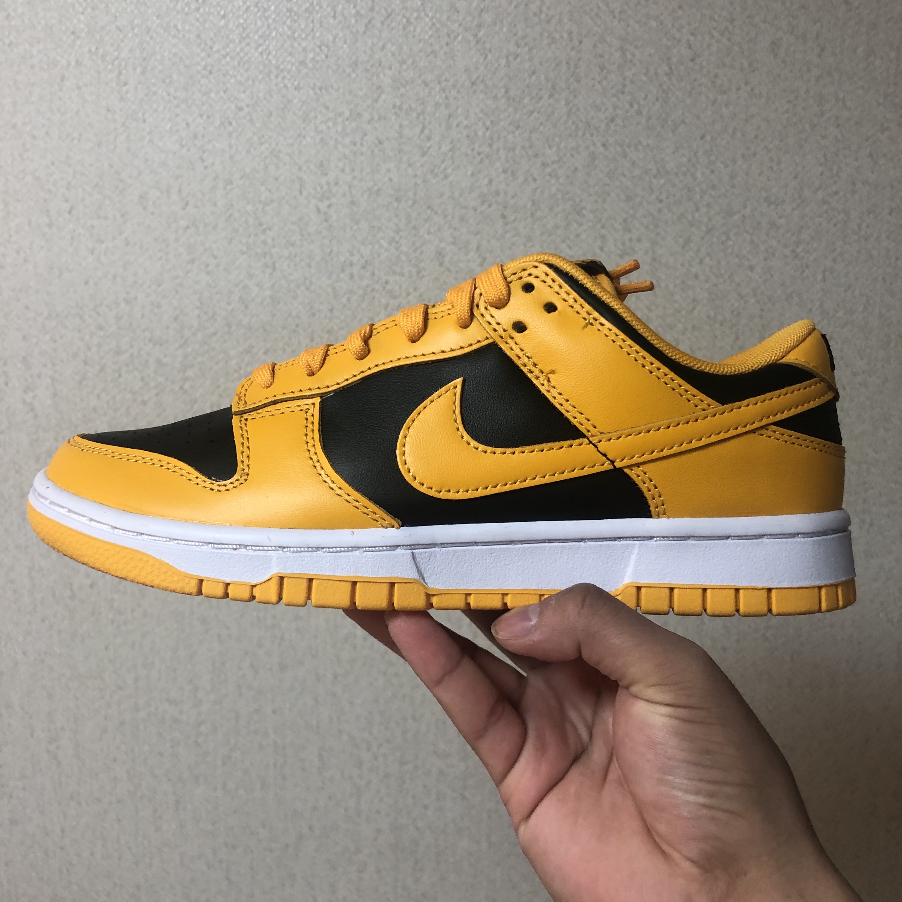 Nike Dunk Low Retro Championship Goldenrod 착용 스타일 - 2