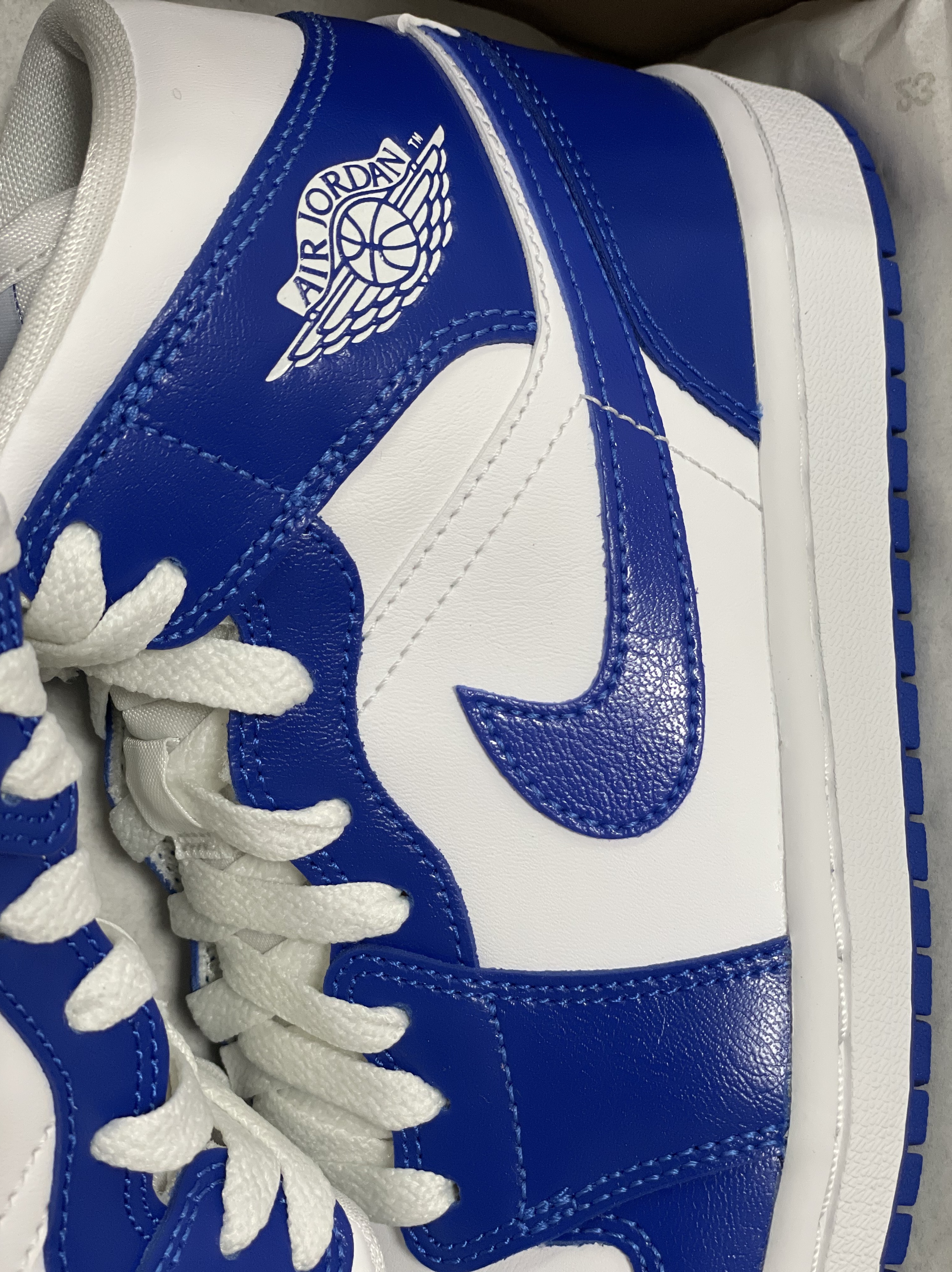 (W) Jordan 1 Mid White Hyper Royal 착용 스타일 - 2