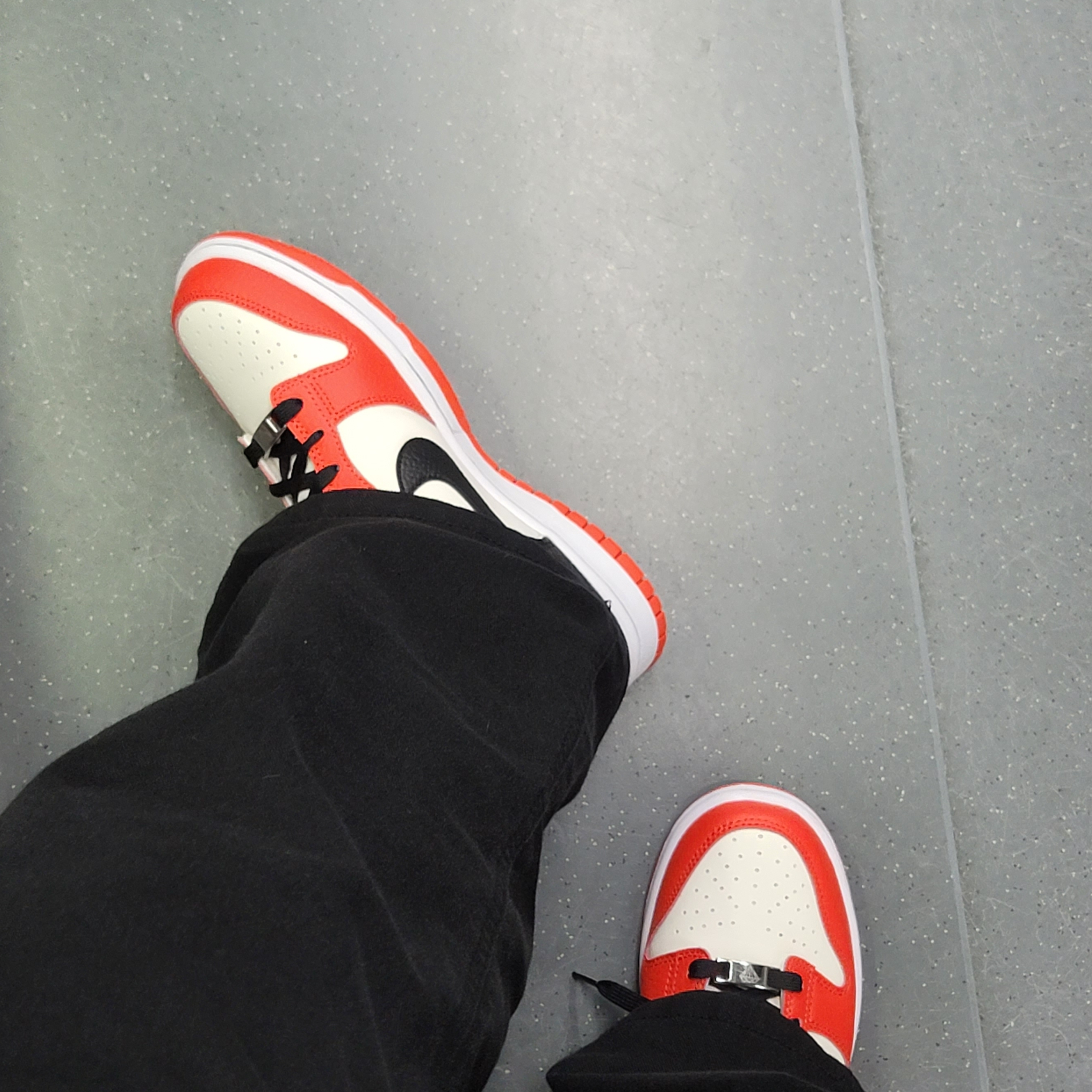 (GS) Nike x NBA Dunk Low Black and Chile Red 착용 스타일