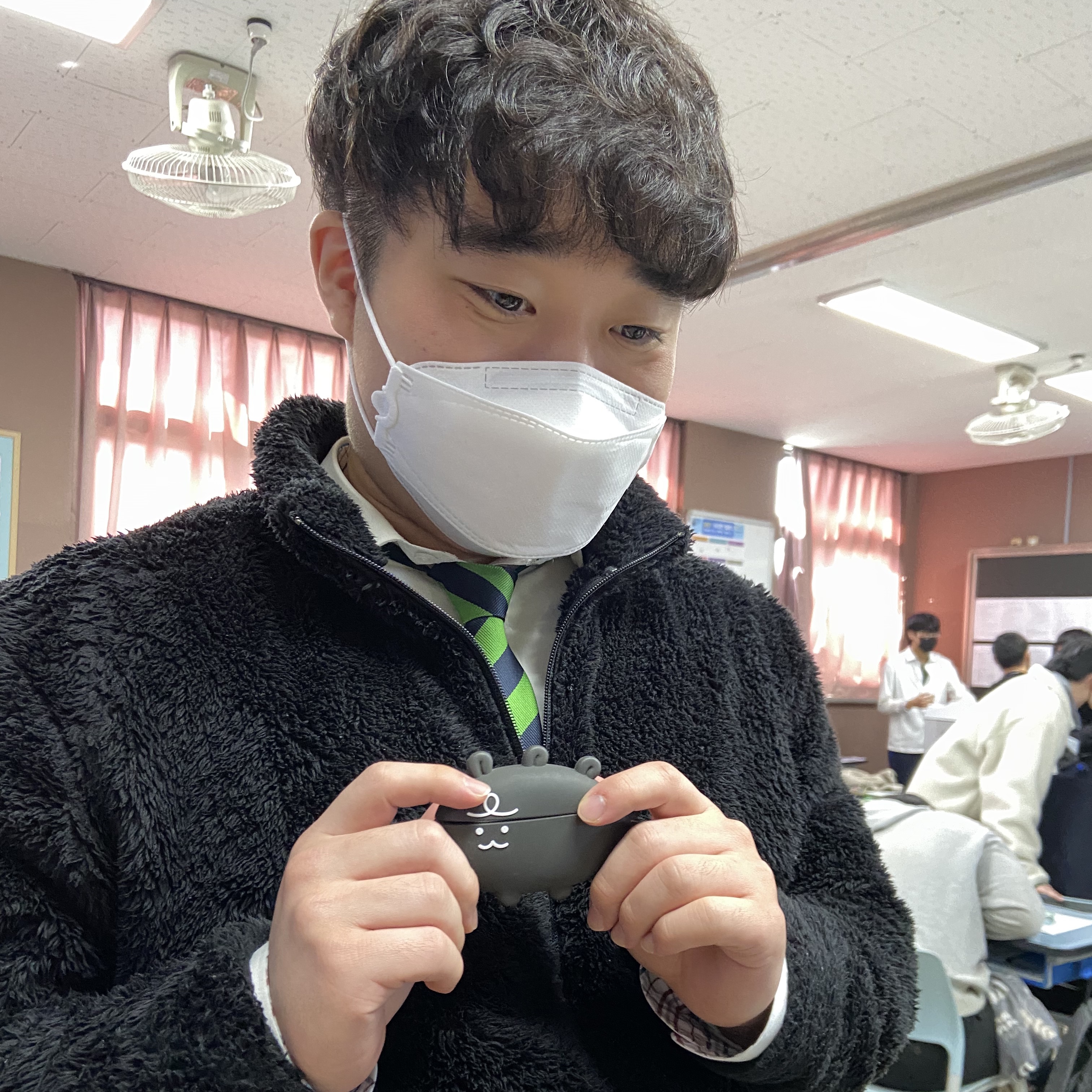 IAB Studio x Niniz AirPods Pro Case Black 착용 스타일