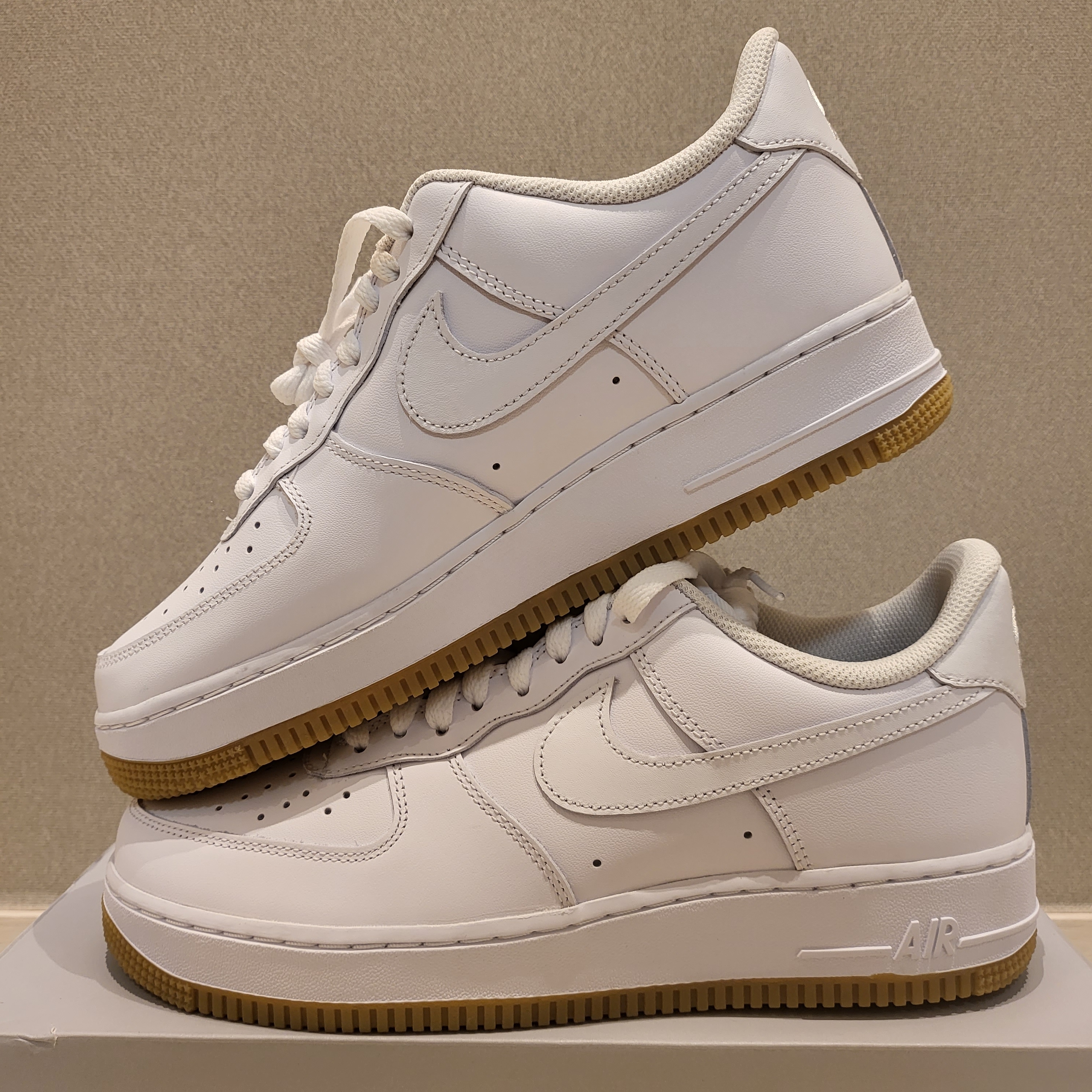 Nike Air Force 1 '07 White Gum Light Brown 착용 스타일 - 2