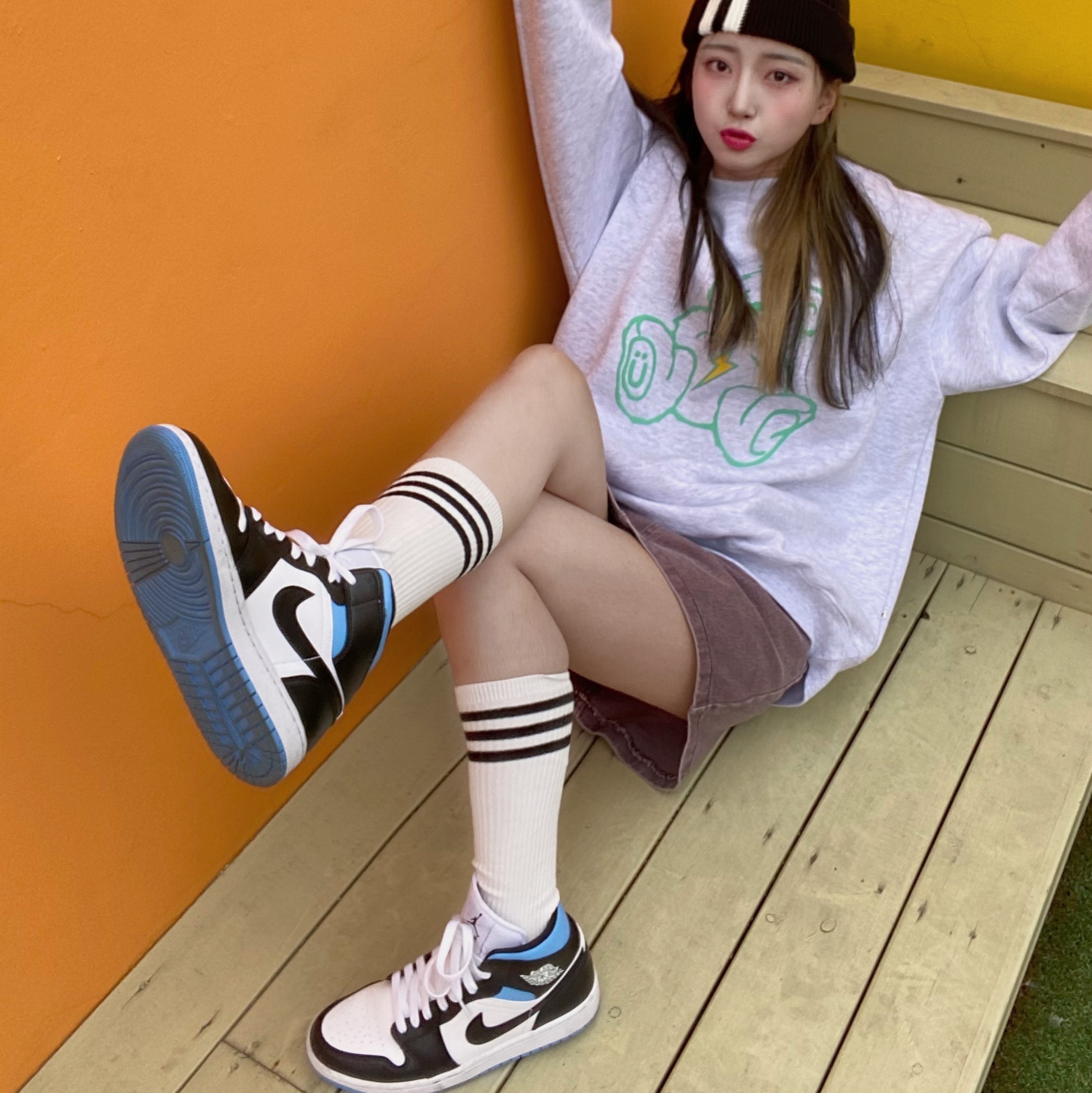 (W) Jordan 1 Mid White Black University Blue 착용 스타일