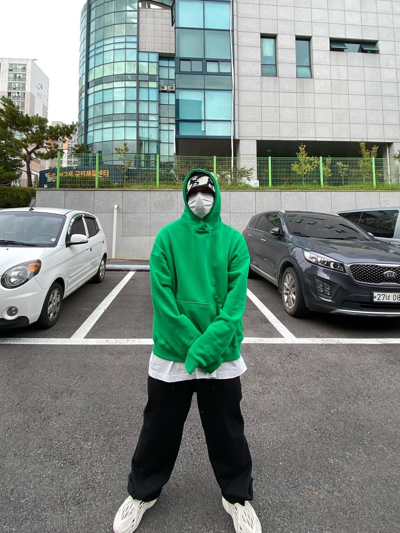 Adidas Yeezy Foam RNNR Ararat 착용 스타일 - 2