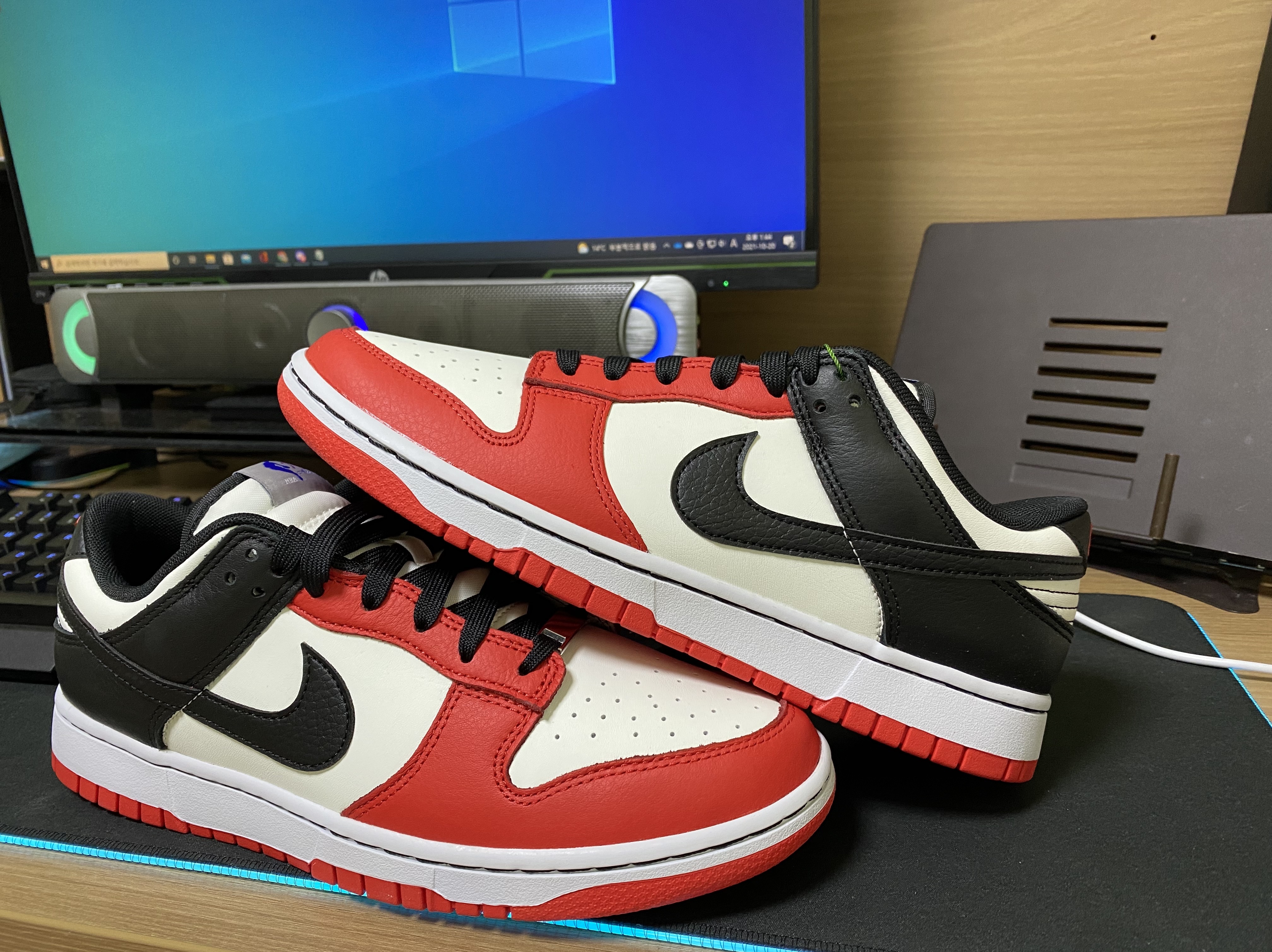 Nike x NBA Dunk Low Retro EMB Black and Chile Red 착용 스타일