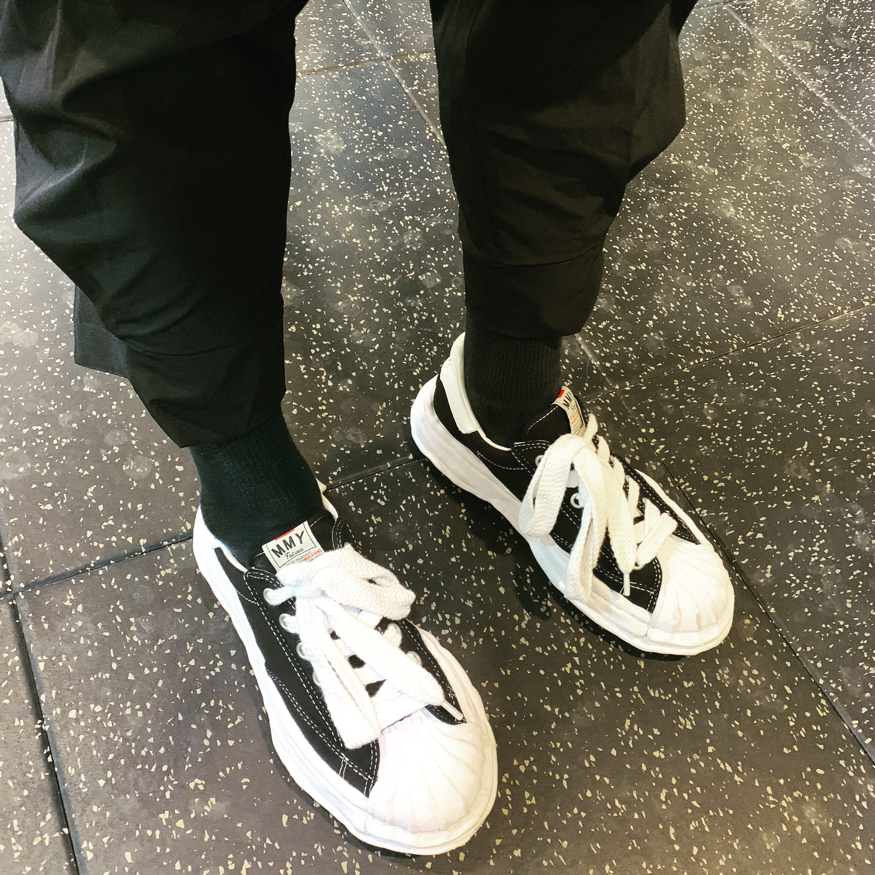 Maison Mihara Yasuhiro Blakey OG Sole Canvas Low-top Sneakers Black 착용 스타일