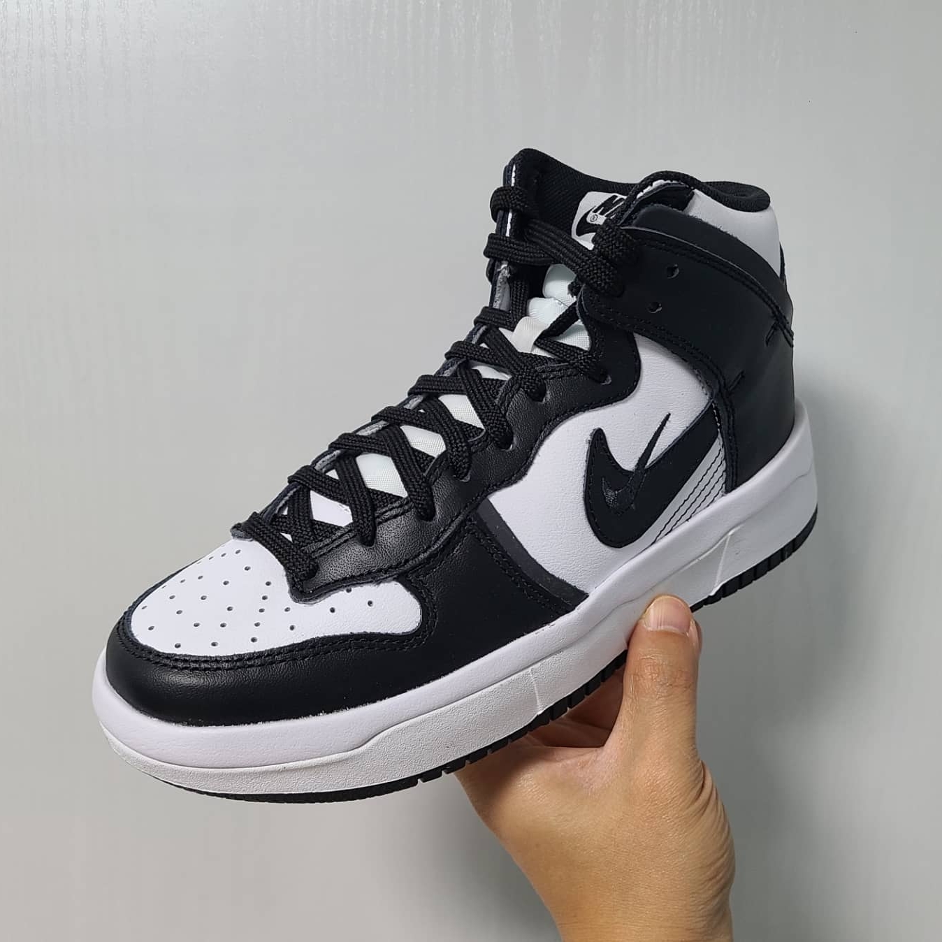 (W) Nike Dunk High Up Black and White 착용 스타일 - 1