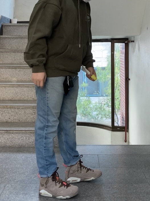 Jordan 6 x Travis Scott Retro SP British Khaki 착용 스타일 - 1