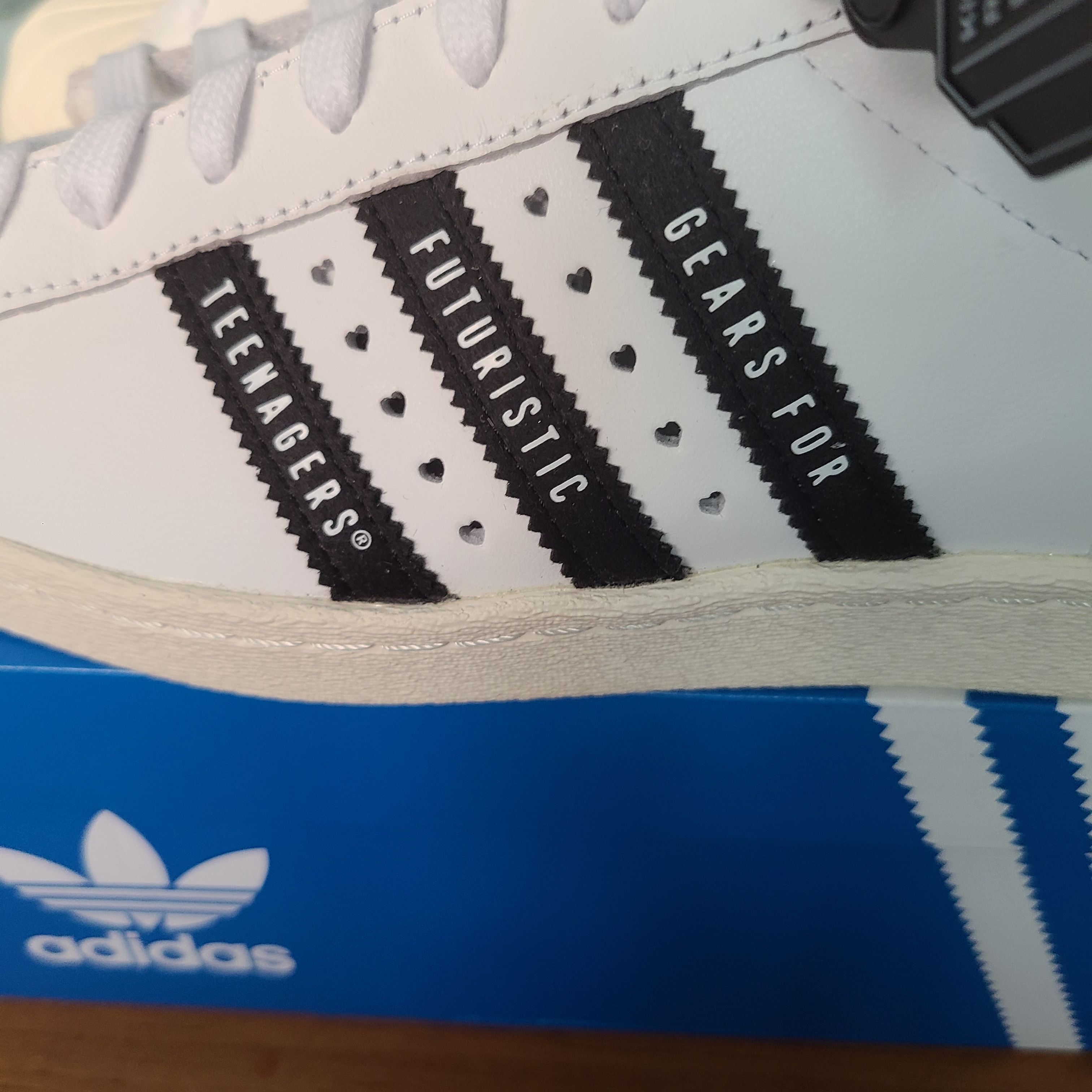 Adidas x Human Made Superstar White Black 착용 스타일 - 3