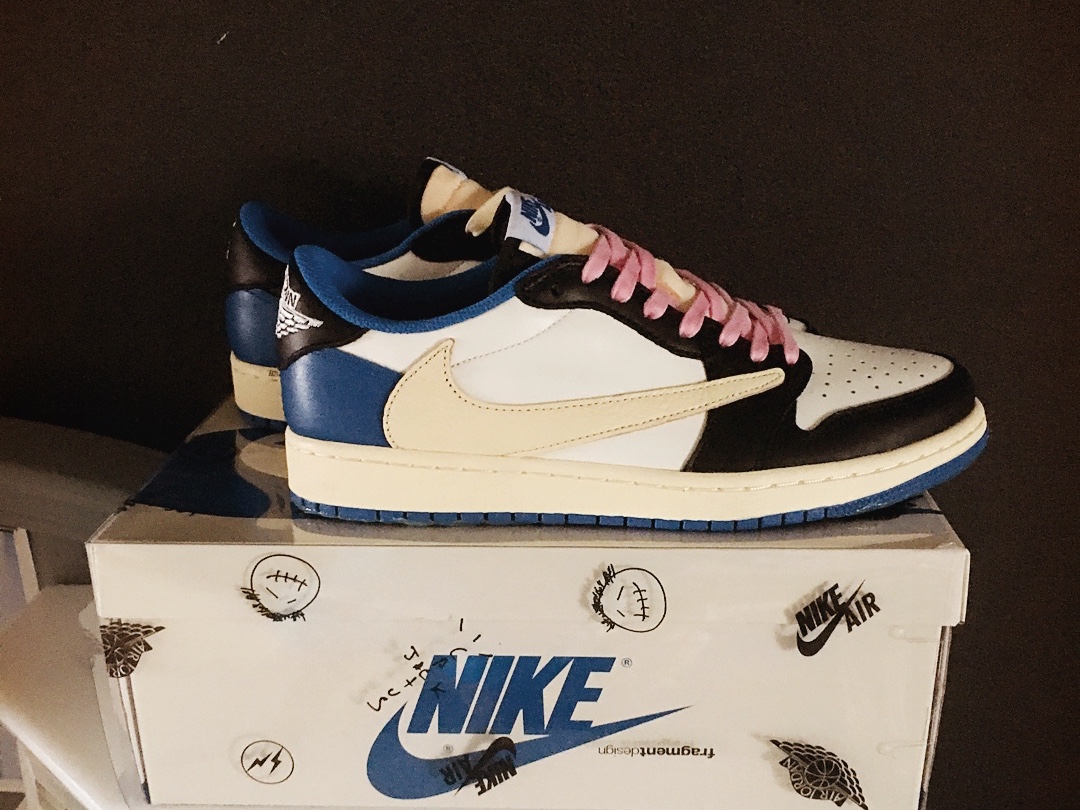 Jordan 1 x Travis Scott x Fragment Retro Low OG SP Military Blue, Jordan 1 x Travis Scott Retro Low OG SP Mocha 착용 스타일 - 2