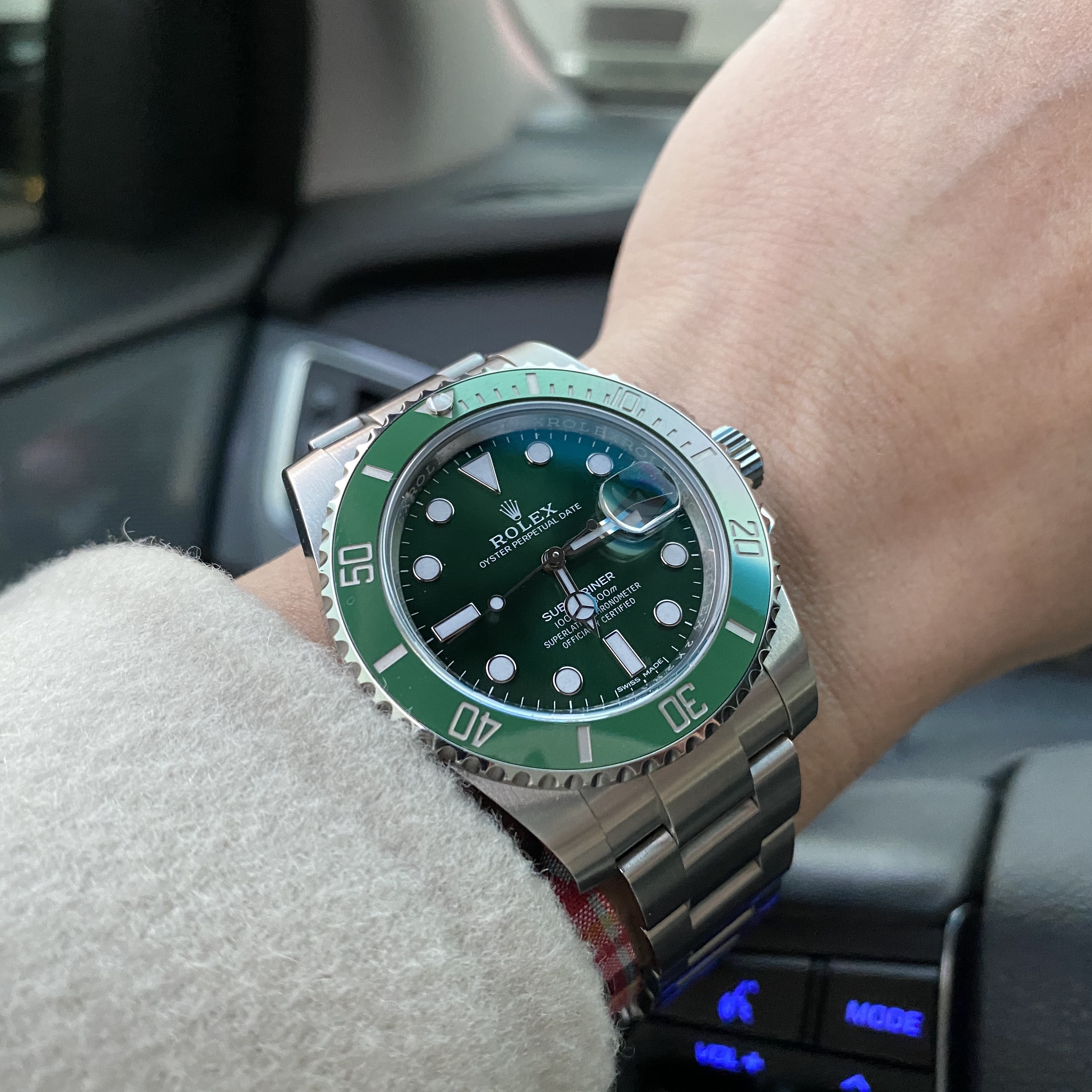 Rolex Submariner Date 40mm 116610LV Green Oyster 착용 스타일