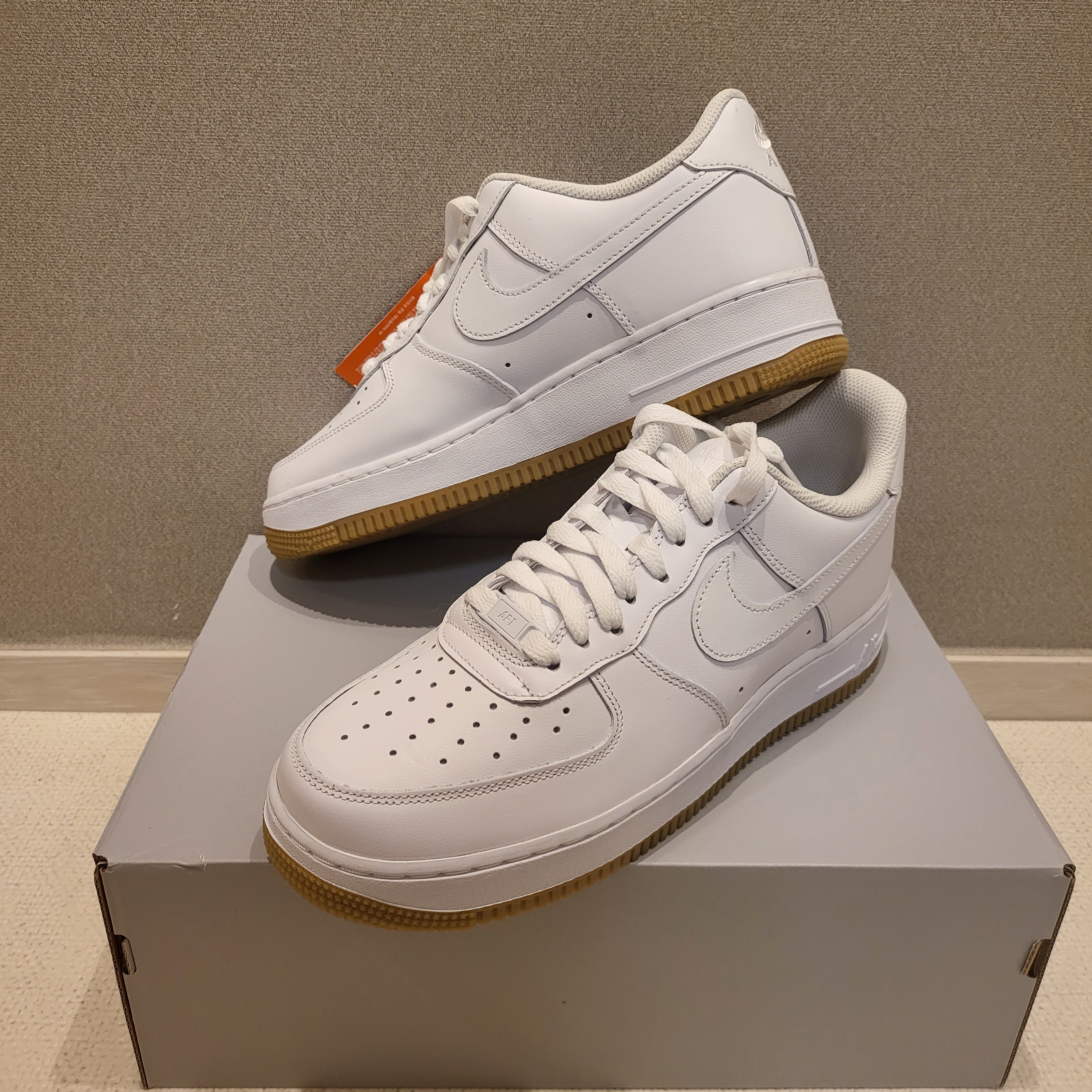 Nike Air Force 1 '07 White Gum Light Brown 착용 스타일 - 1