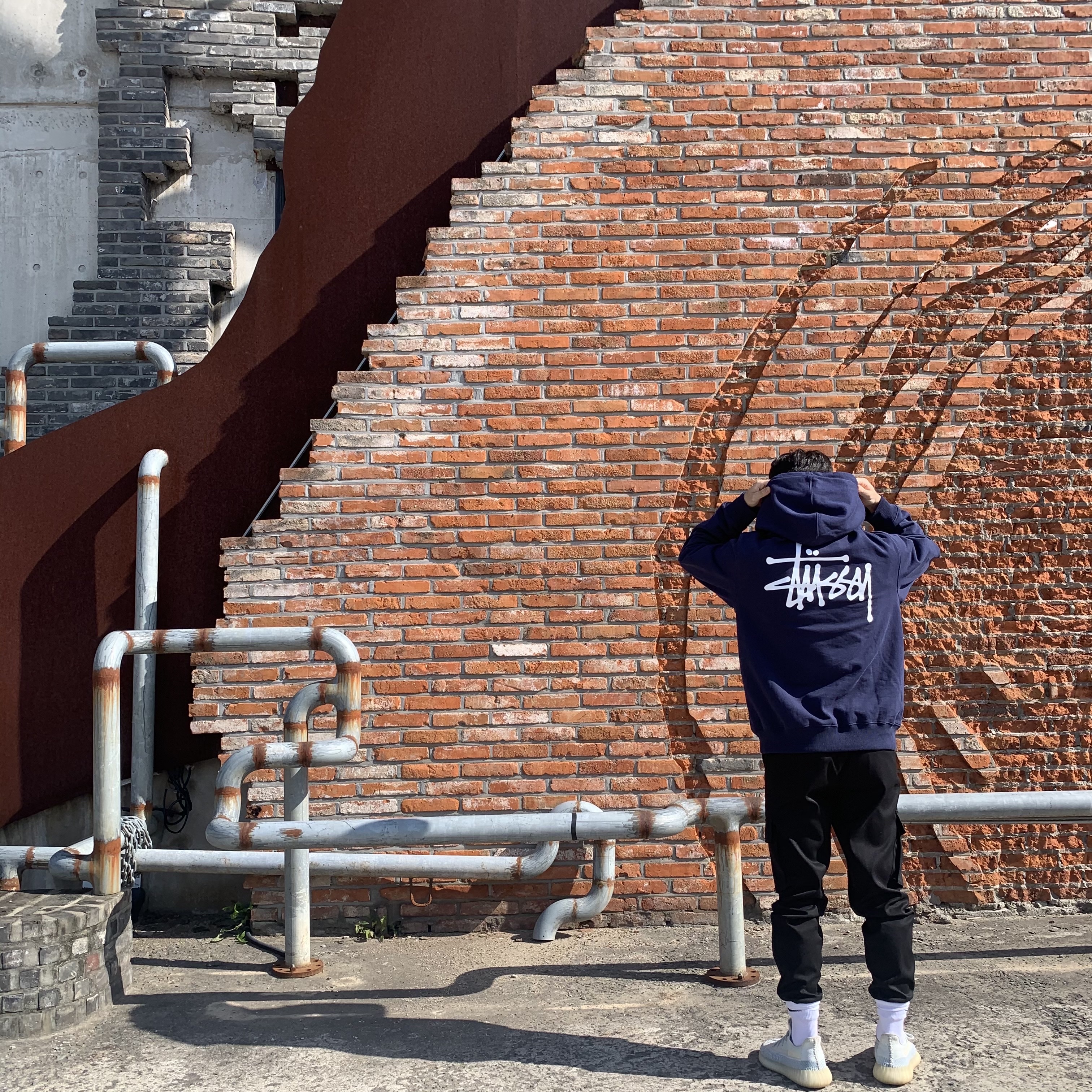 Stussy Basic Stussy Hoodie Navy 2021, Adidas Yeezy Boost 350 V2 Cloud White - Non-Reflective 착용 스타일