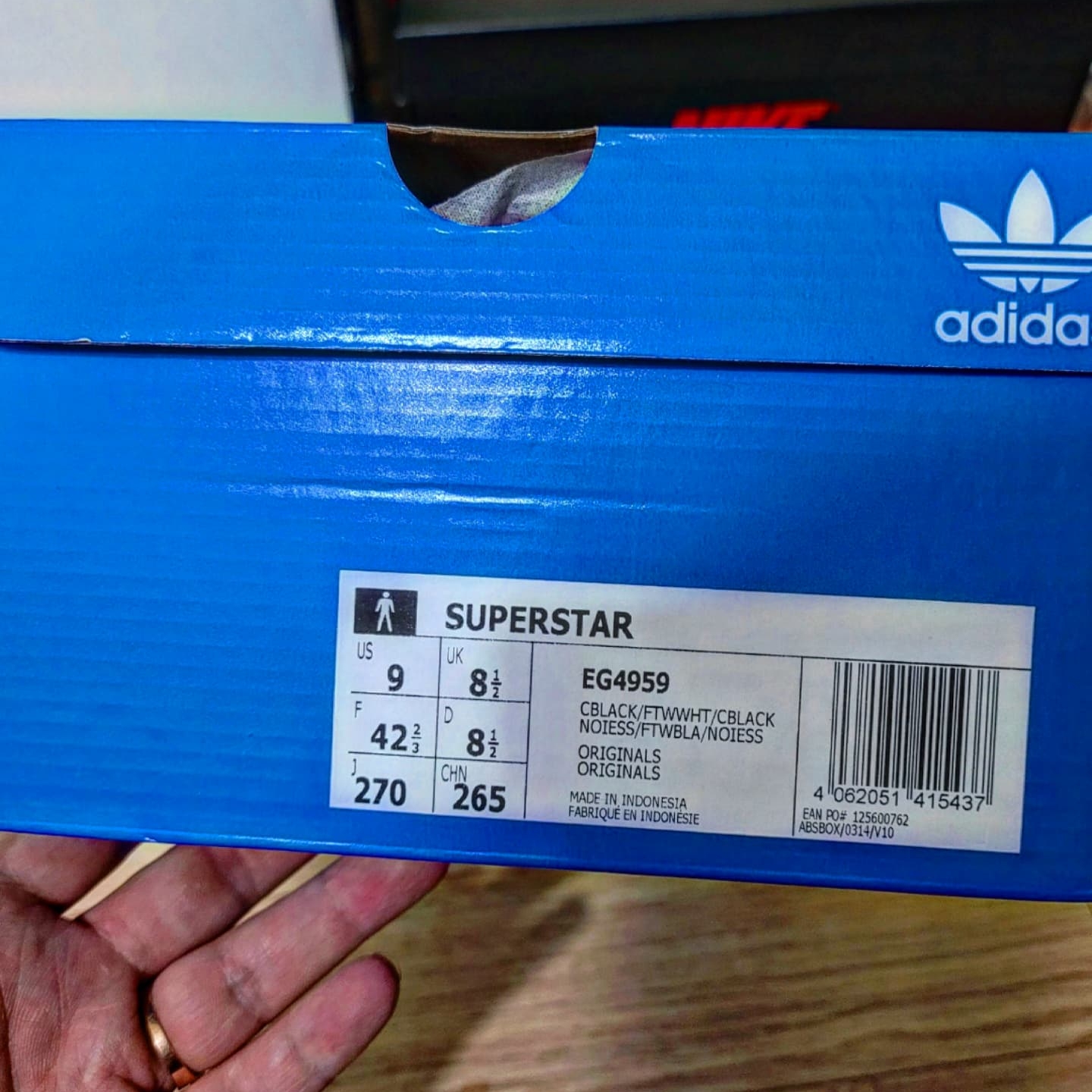 Adidas Superstar Core Black White 착용 스타일 - 1