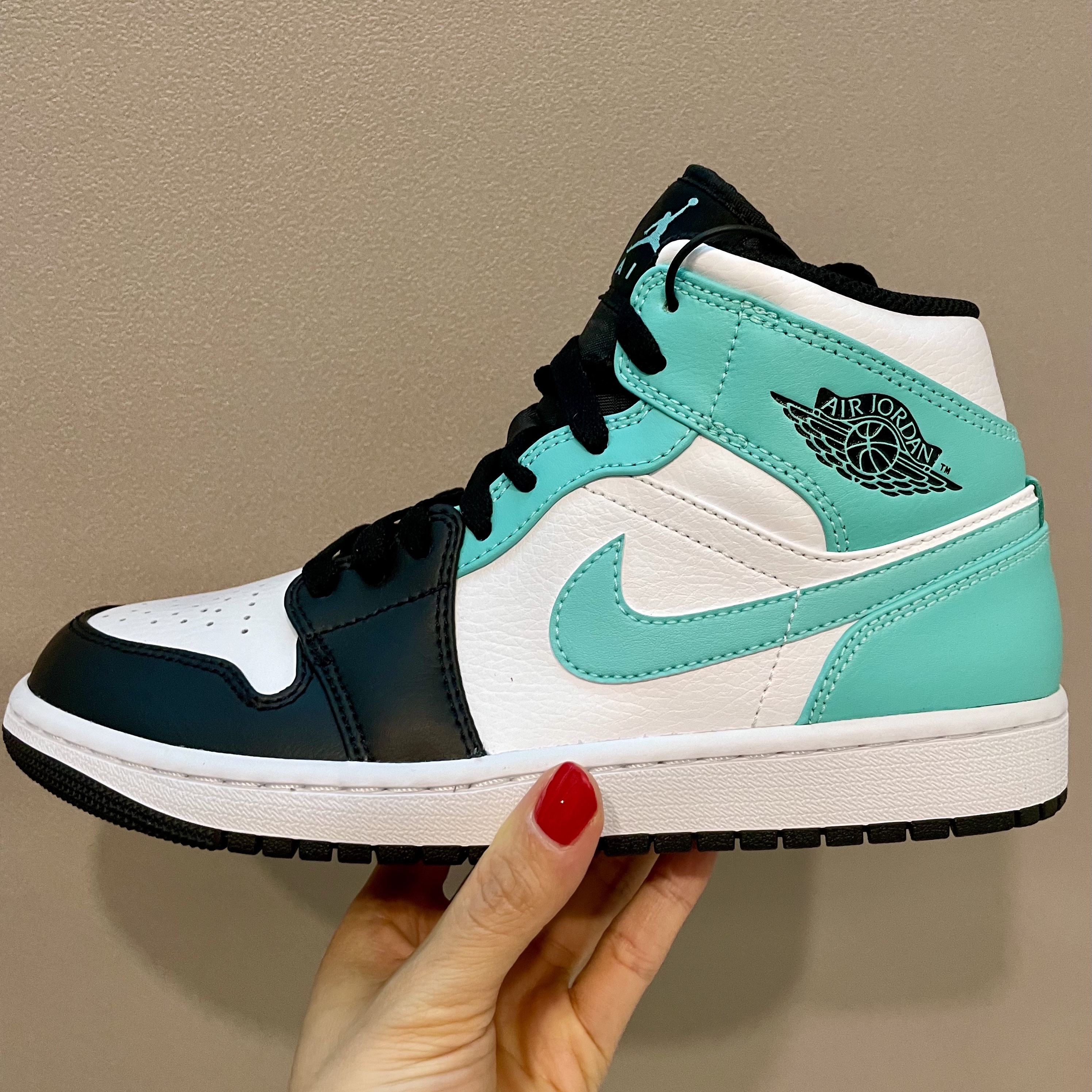 Jordan 1 Mid Tropical Twist 착용 스타일 - 1