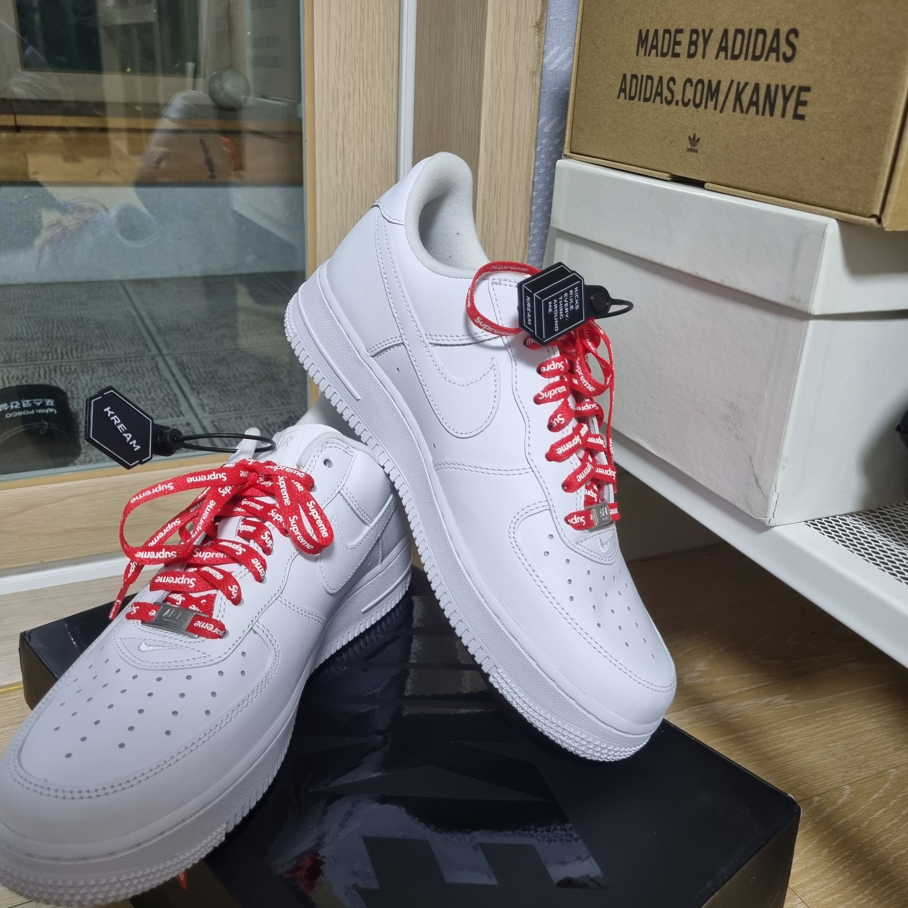 Nike x Supreme Air Force 1 Low White 착용 스타일