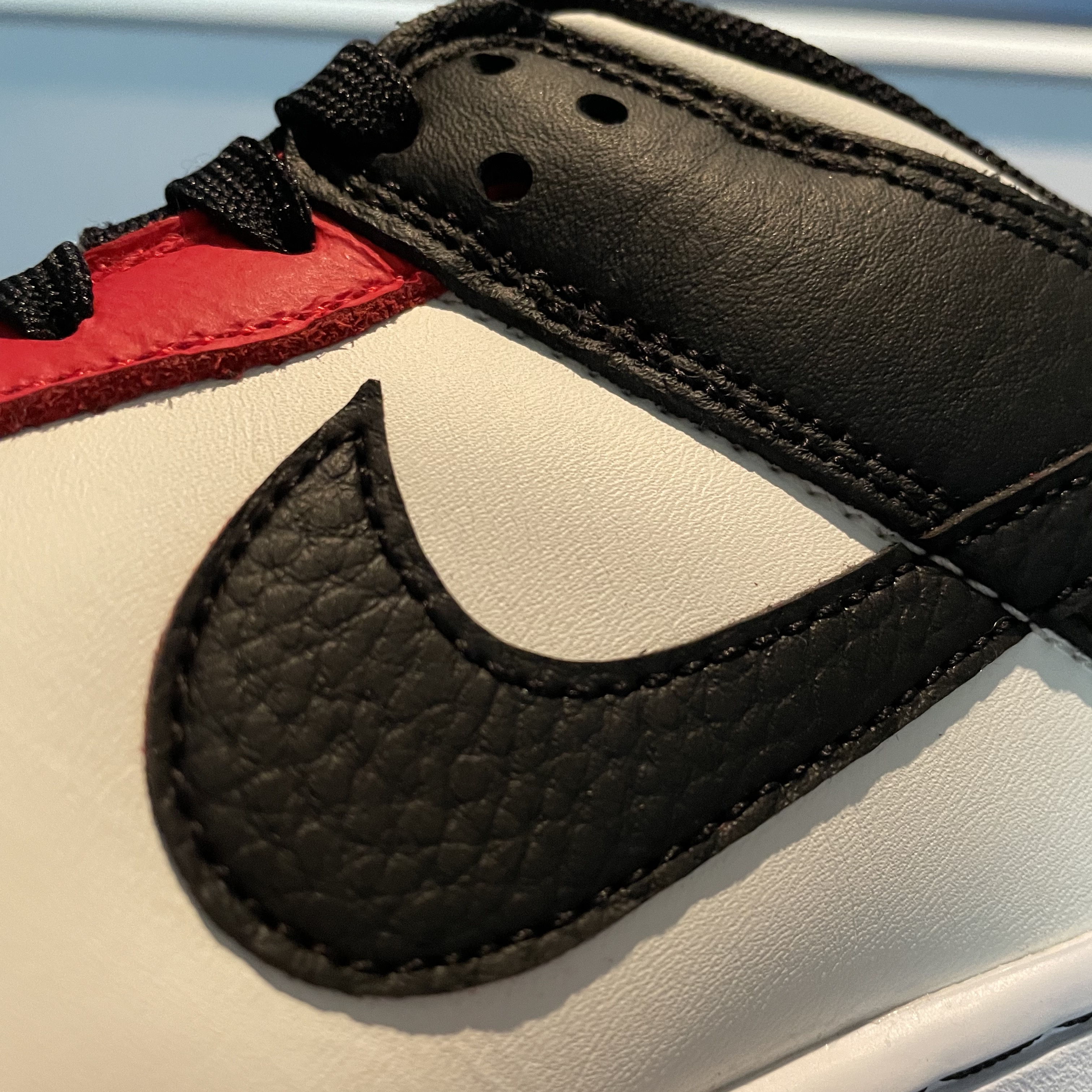 Nike x NBA Dunk Low Retro EMB Black and Chile Red 착용 스타일 - 3