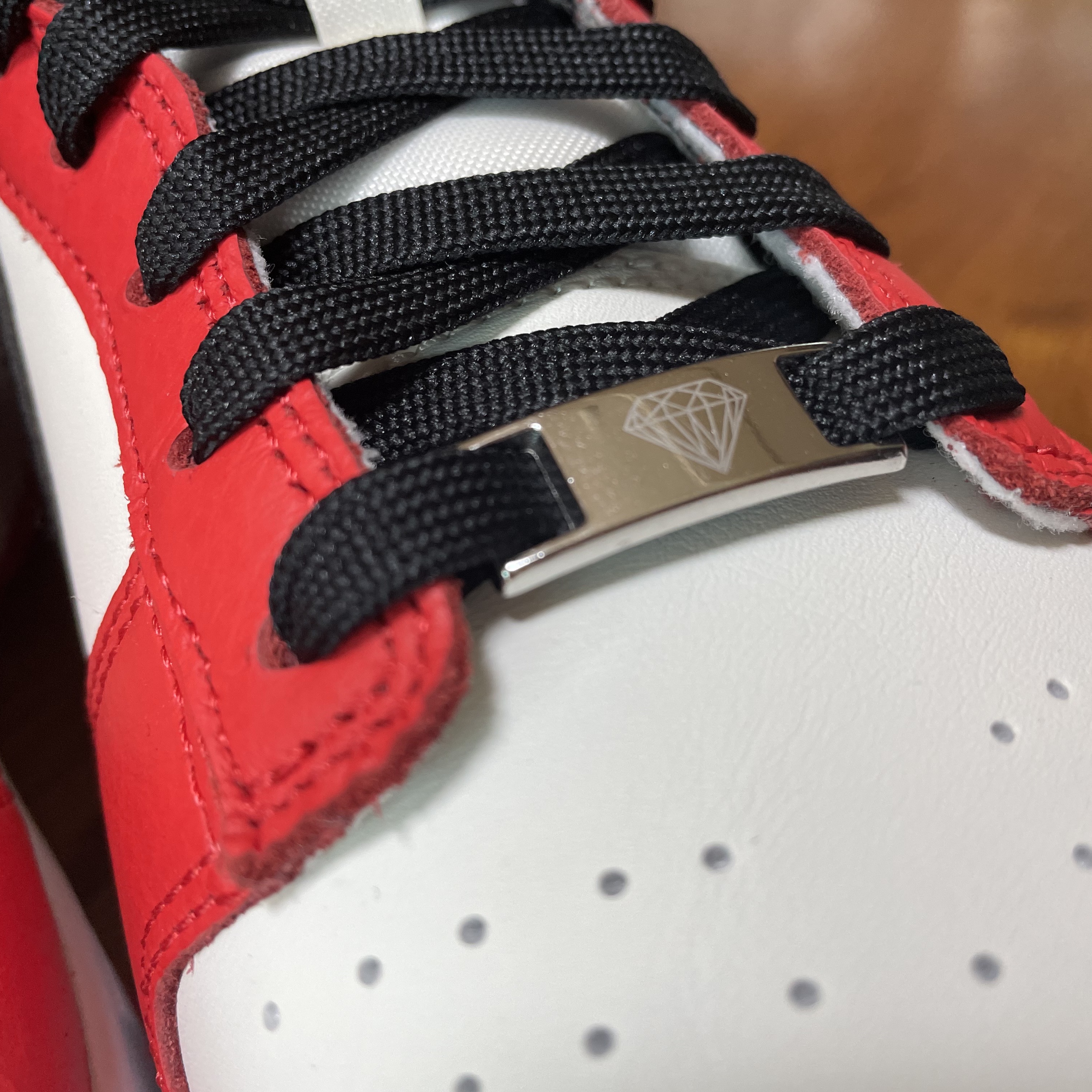 Nike x NBA Dunk Low Retro EMB Black and Chile Red 착용 스타일 - 1