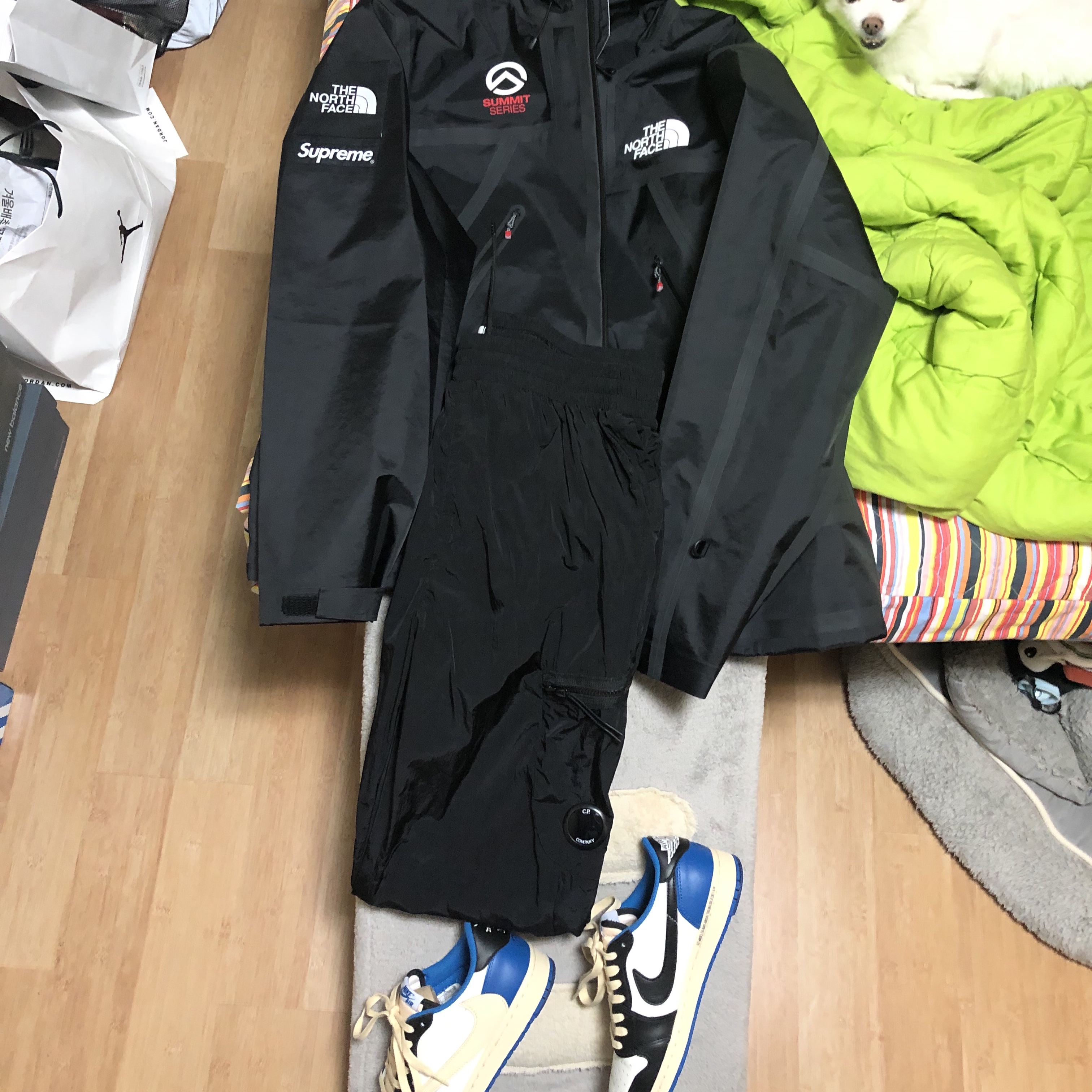 Supreme x The North Face Summit Series Outer Tape Seam Jacket Black - 21SS, Jordan 1 x Travis Scott x Fragment Retro Low OG SP Military Blue 착용 스타일