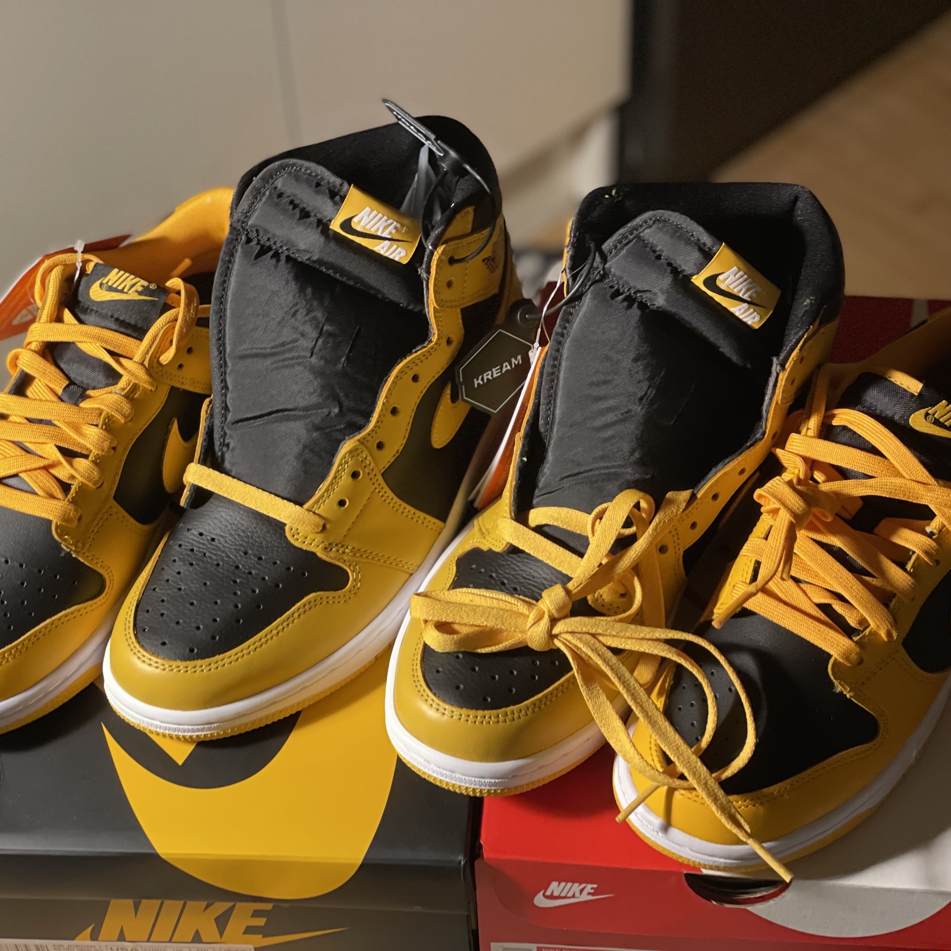 Jordan 1 Retro High OG Pollen, Nike Dunk Low Retro Championship Goldenrod 착용 스타일 - 2