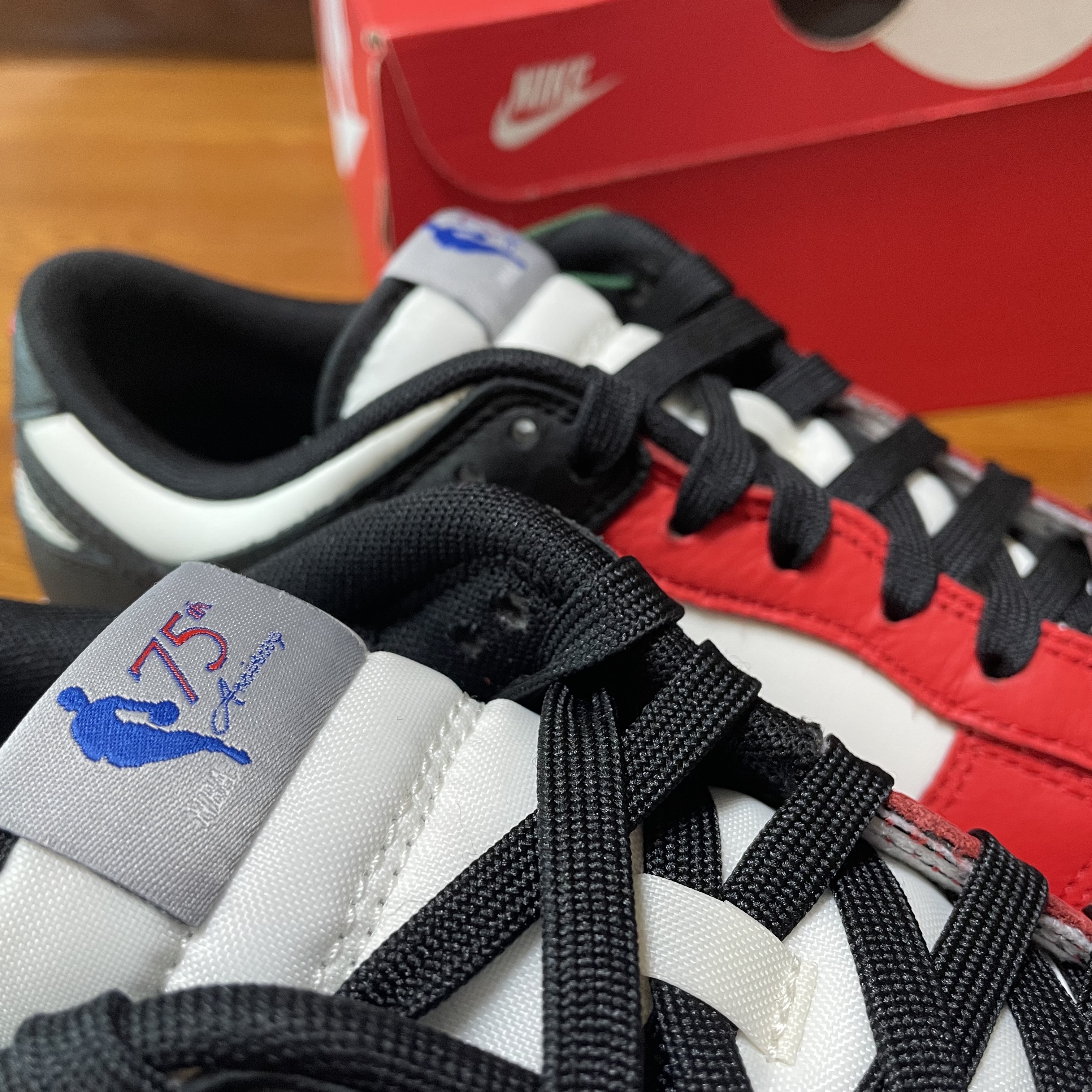 Nike x NBA Dunk Low Retro EMB Black and Chile Red 착용 스타일 - 2