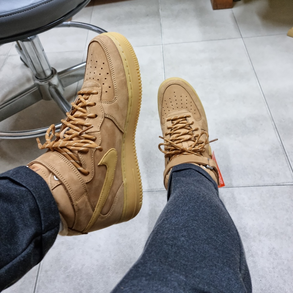 Nike Air Force 1 Mid '07 WB Flax 착용 스타일