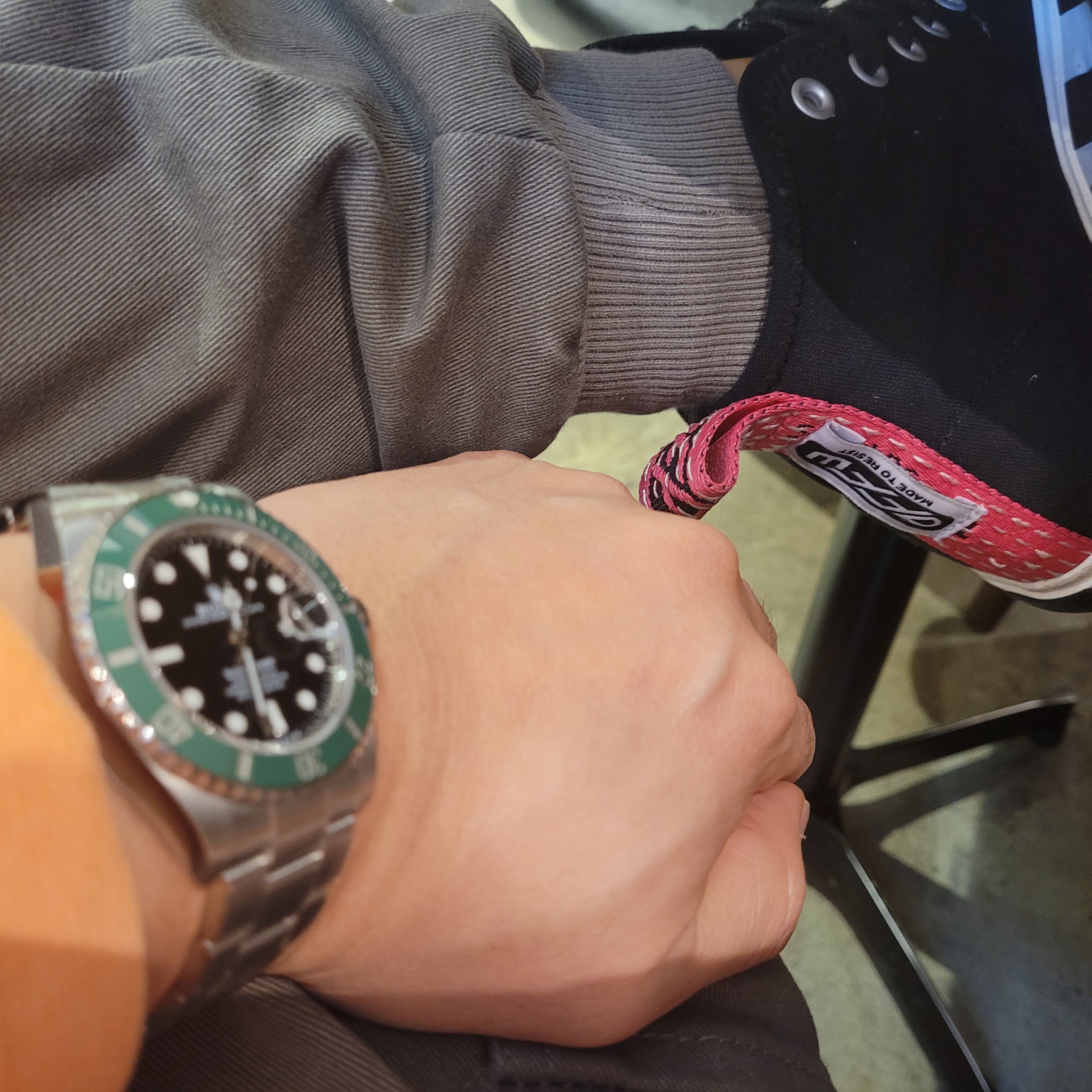 (W) Off-White Arrow Low Vulcanized Sneakers Black, Rolex Submariner Date 41mm 126610LV Black Oyster 착용 스타일
