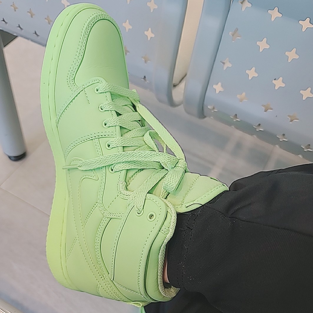 (W) Jordan 1 x Billie Eilish KO SP Lime Green 착용 스타일 - 3