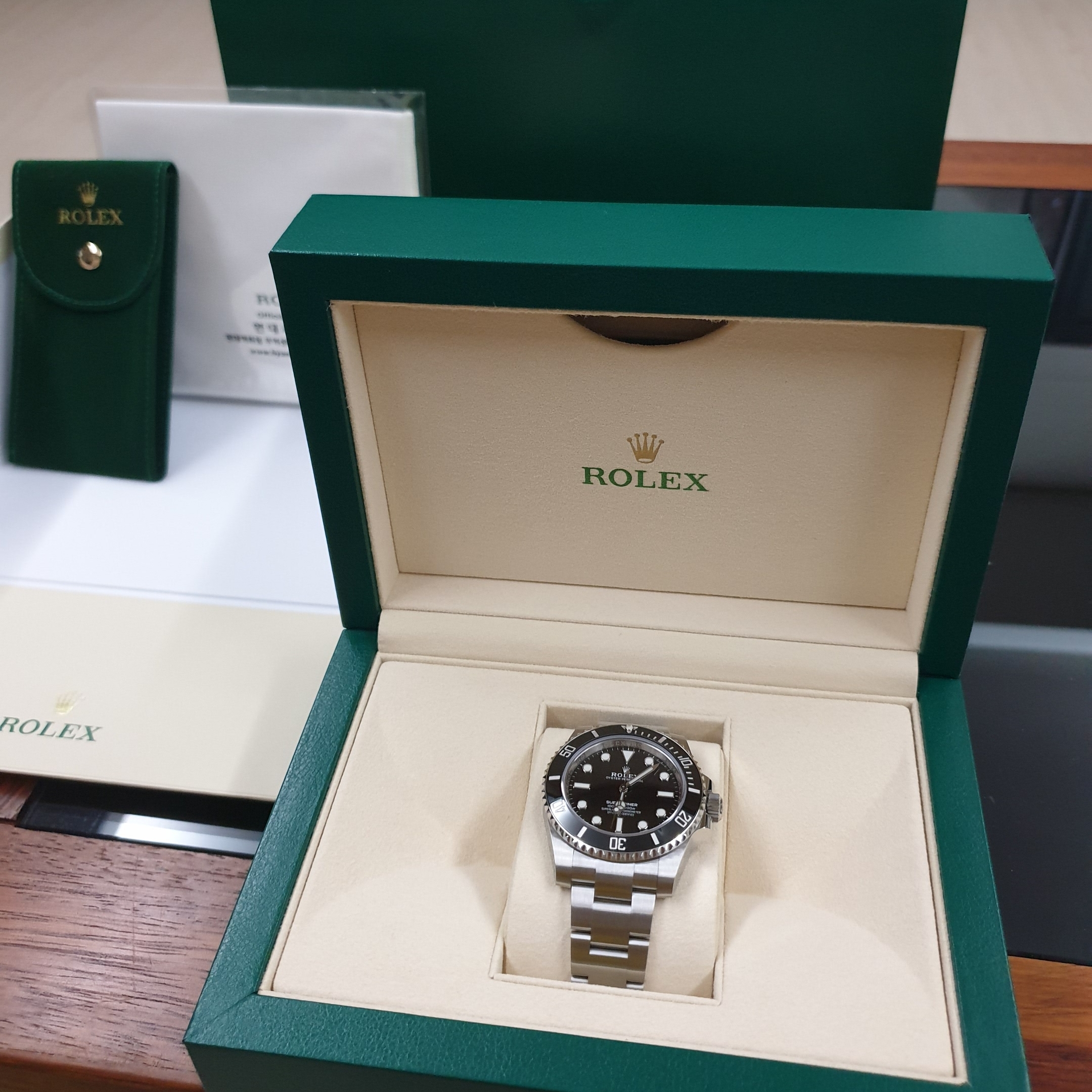 Rolex Submariner 40mm 114060 Black Oyster 착용 스타일