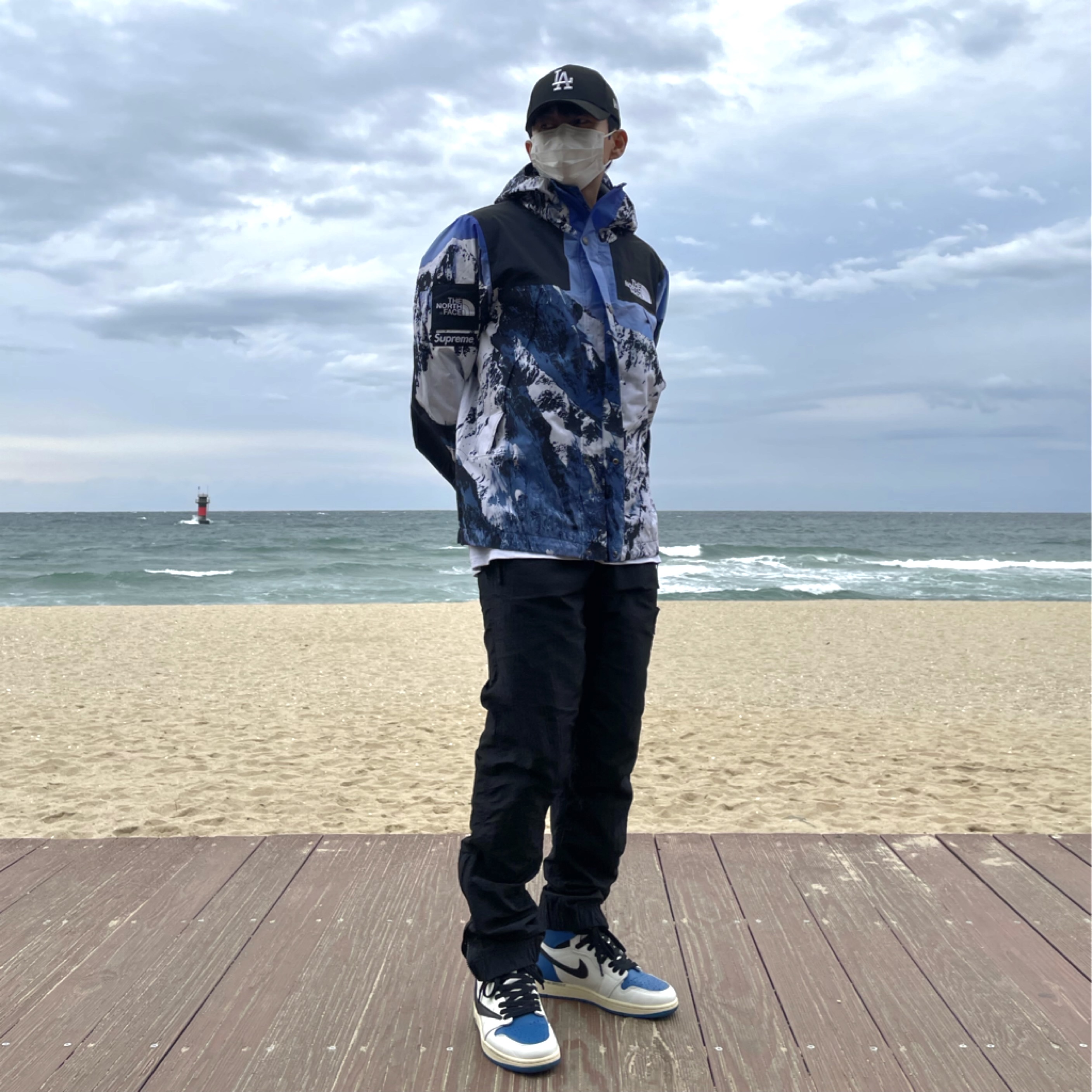 Supreme x The North Face Mountain Parka Blue White - 17FW, Jordan 1 x Travis Scott x Fragment Retro High OG SP Military Blue 착용 스타일 - 2