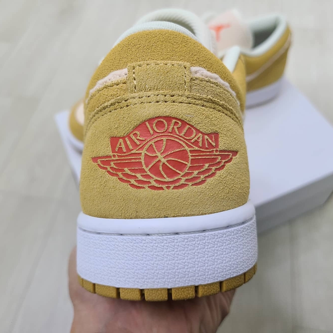 (W) Jordan 1 Low SE Corduroy Tan 착용 스타일 - 3