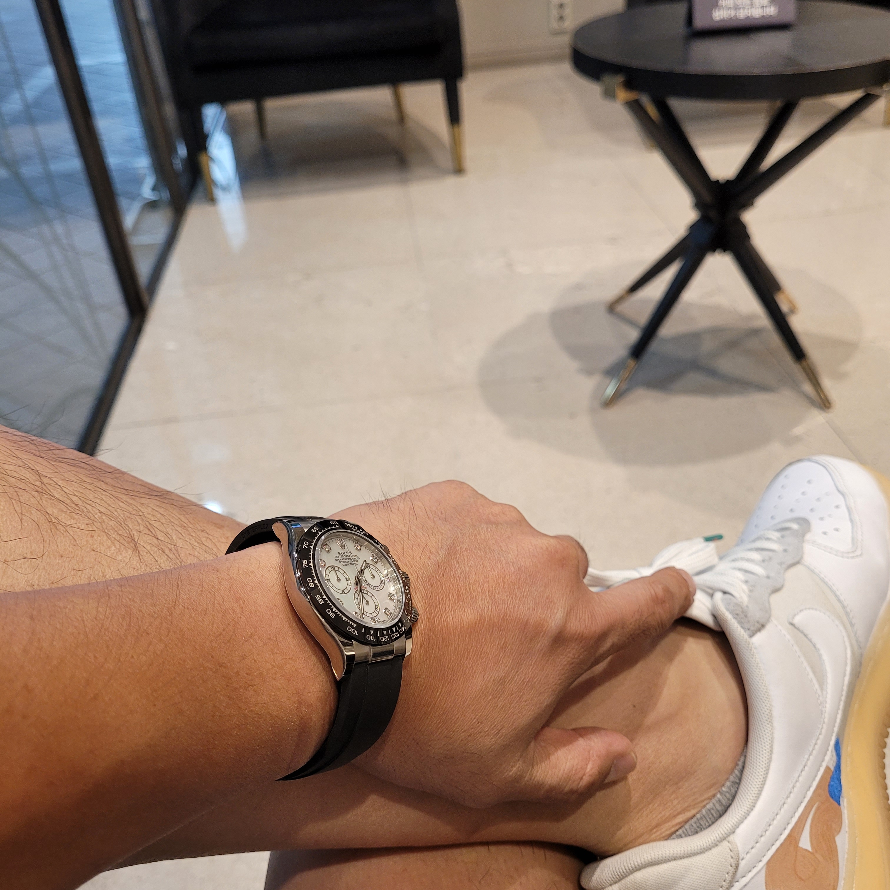 Nike x Mayumi Yamase Air Force 1 Flyleather Solar Red, Rolex Cosmograph Daytona 40mm 116519LN Steel Meteorite Black Oysterflex 착용 스타일
