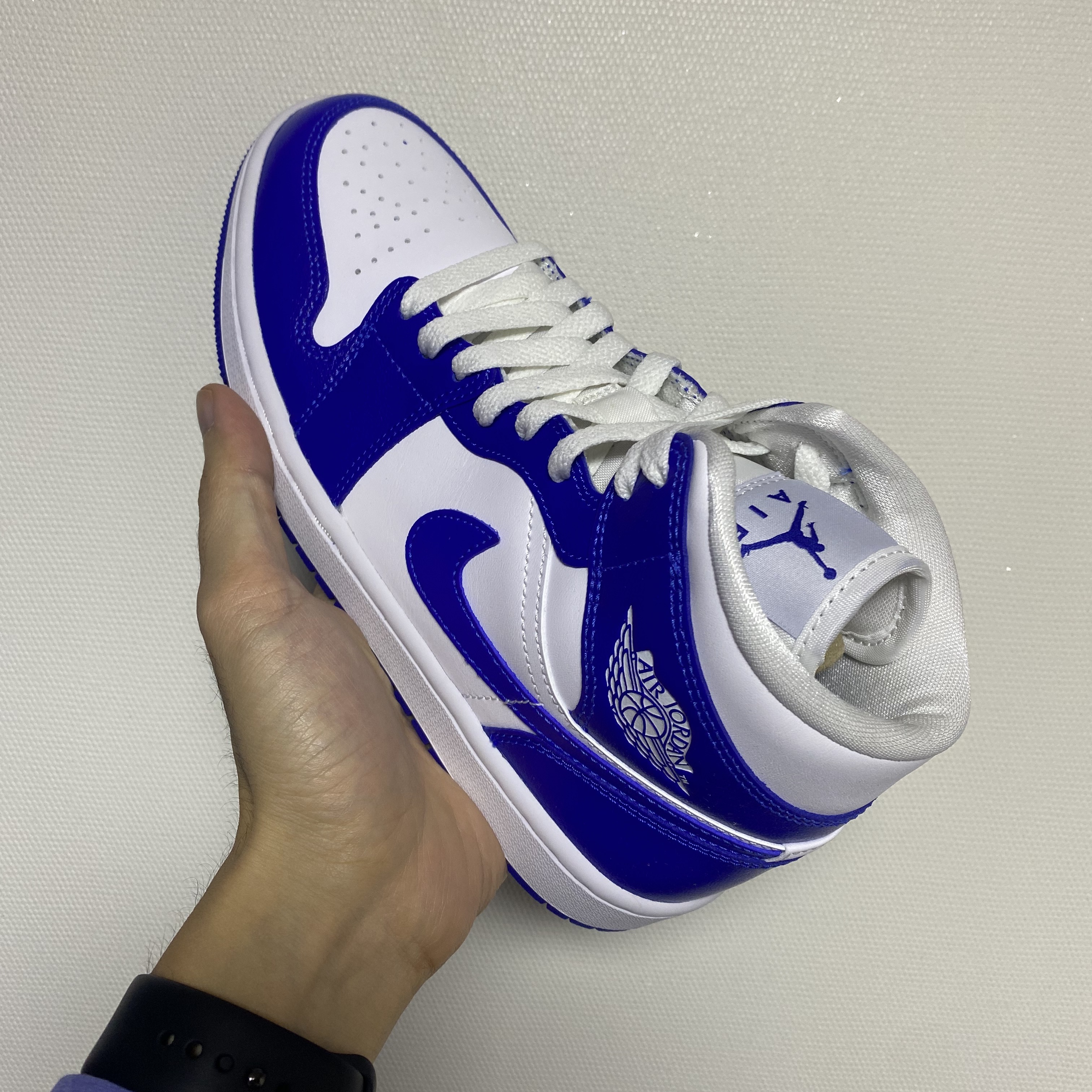 (W) Jordan 1 Mid White Hyper Royal 착용 스타일