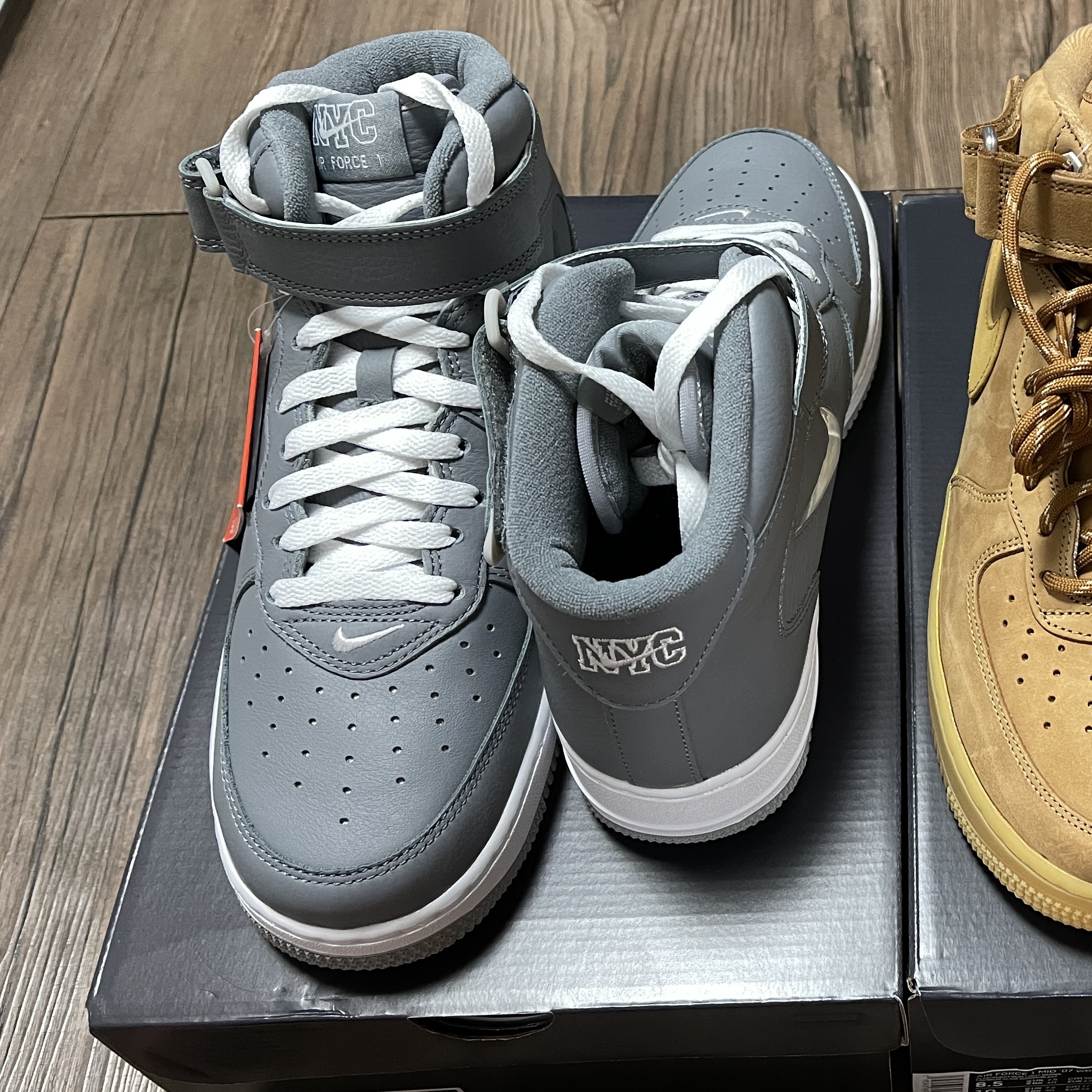 Nike Air Force 1 Mid QS NYC Cool Grey 착용 스타일