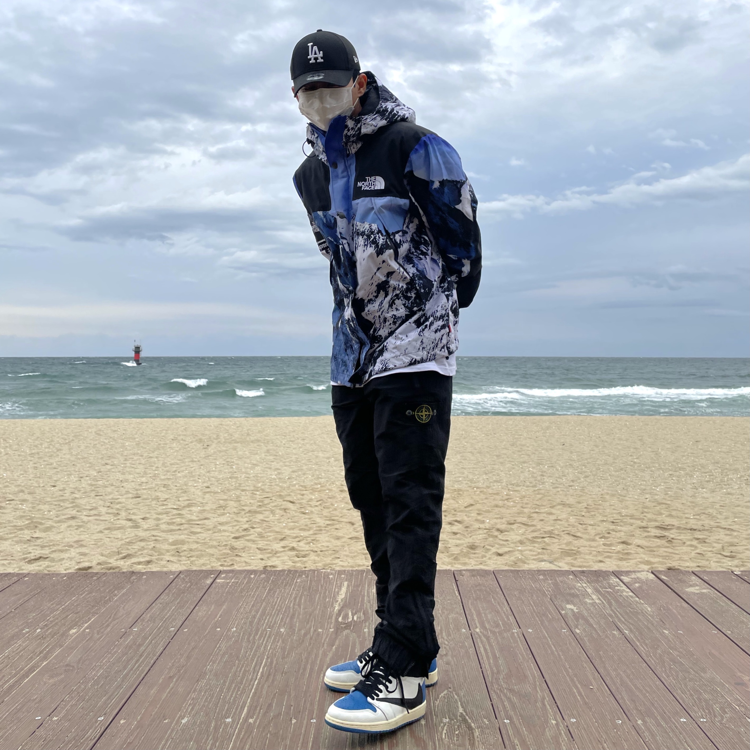 Supreme x The North Face Mountain Parka Blue White - 17FW, Jordan 1 x Travis Scott x Fragment Retro High OG SP Military Blue 착용 스타일 - 1